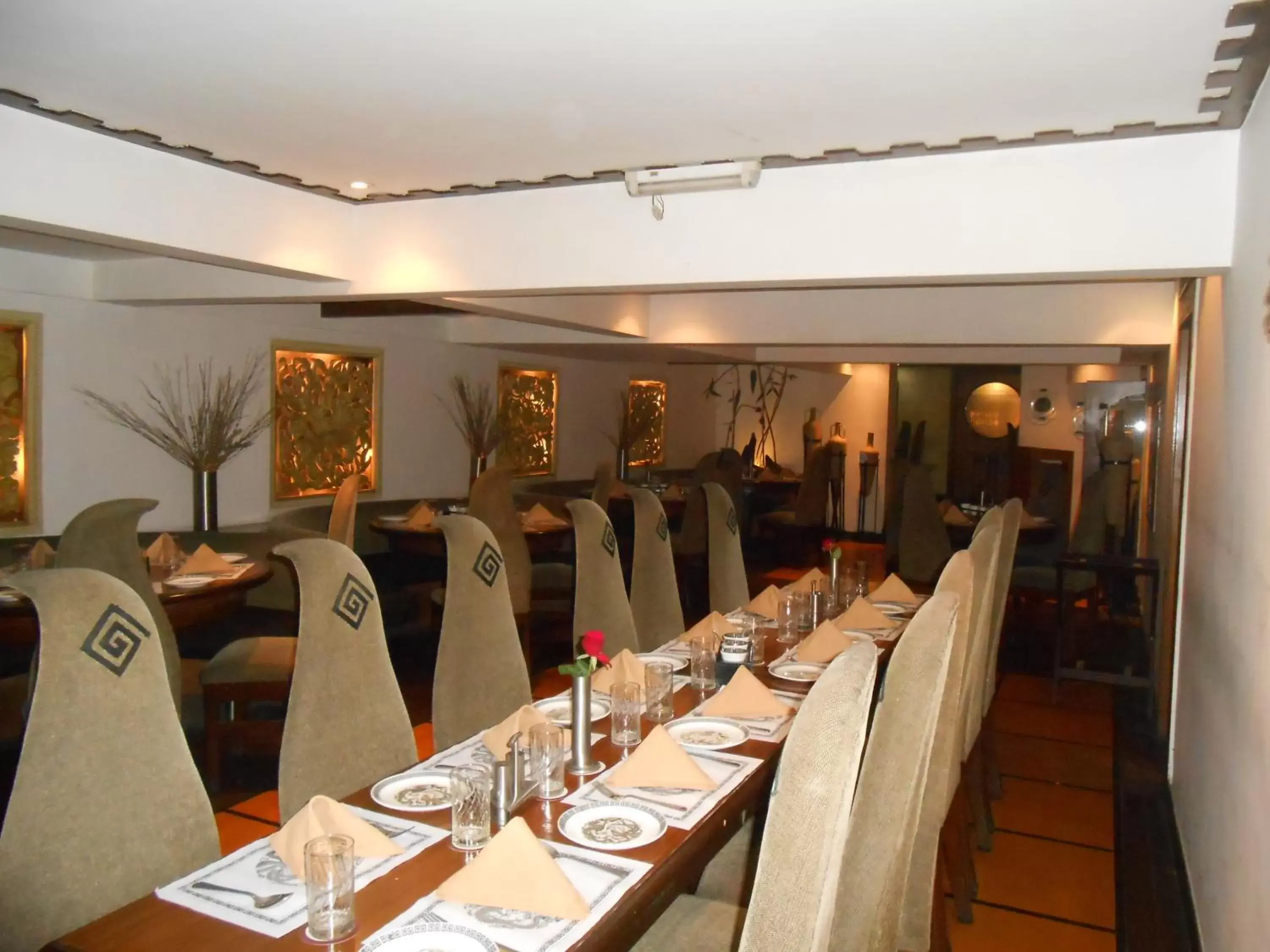 Restaurant/Places to Eat in Lytton Hotel