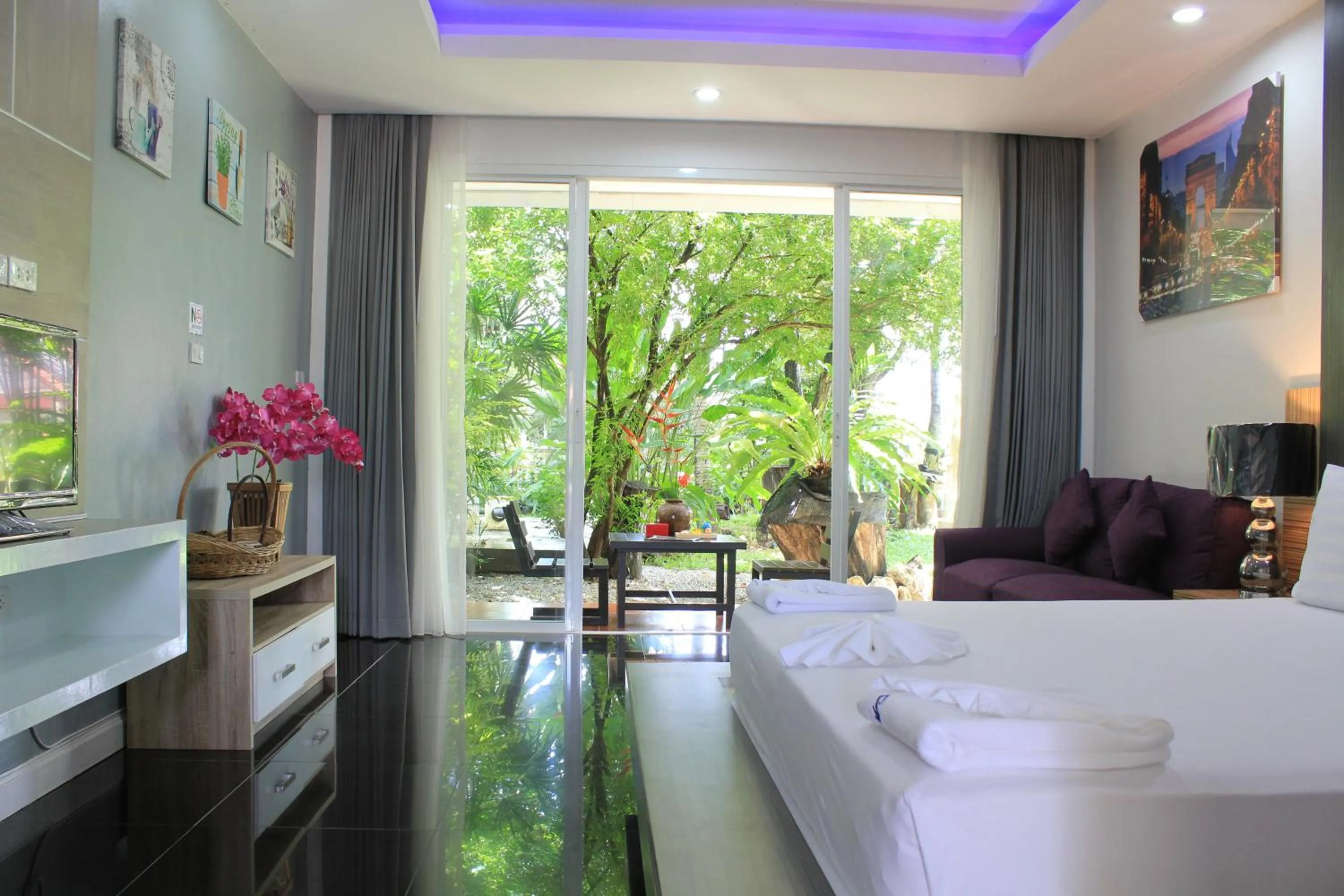 Property building, Bed in Eat n Sleep