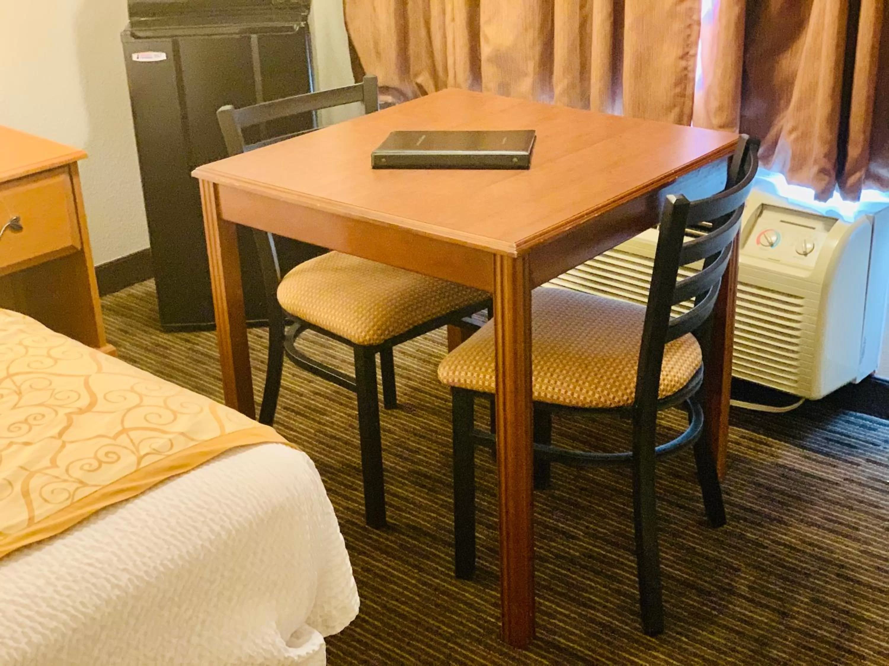Dining area in St. George Inn and Suites