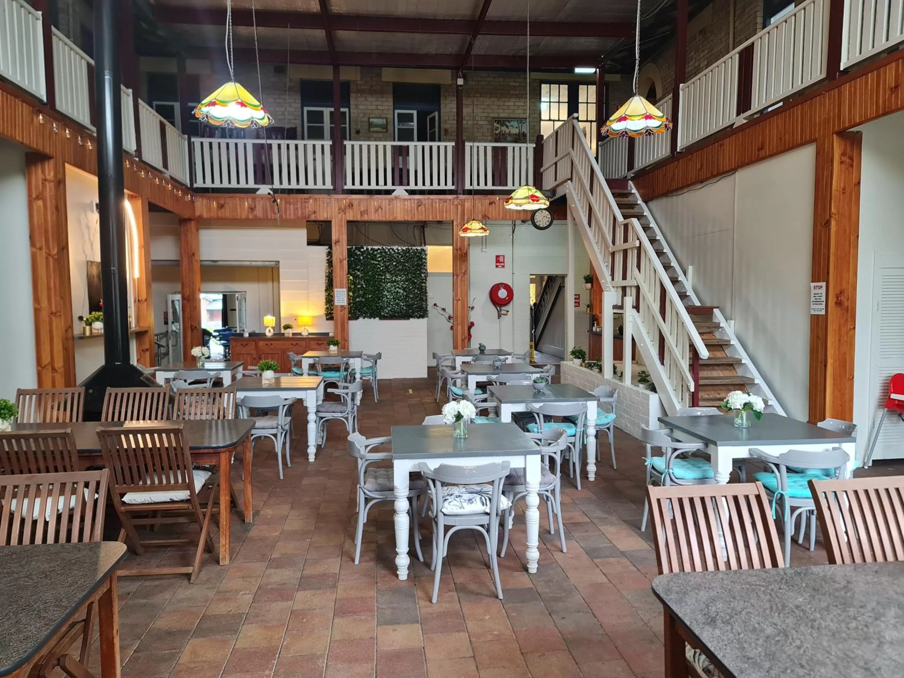 Restaurant/places to eat in Kearsley Hotel