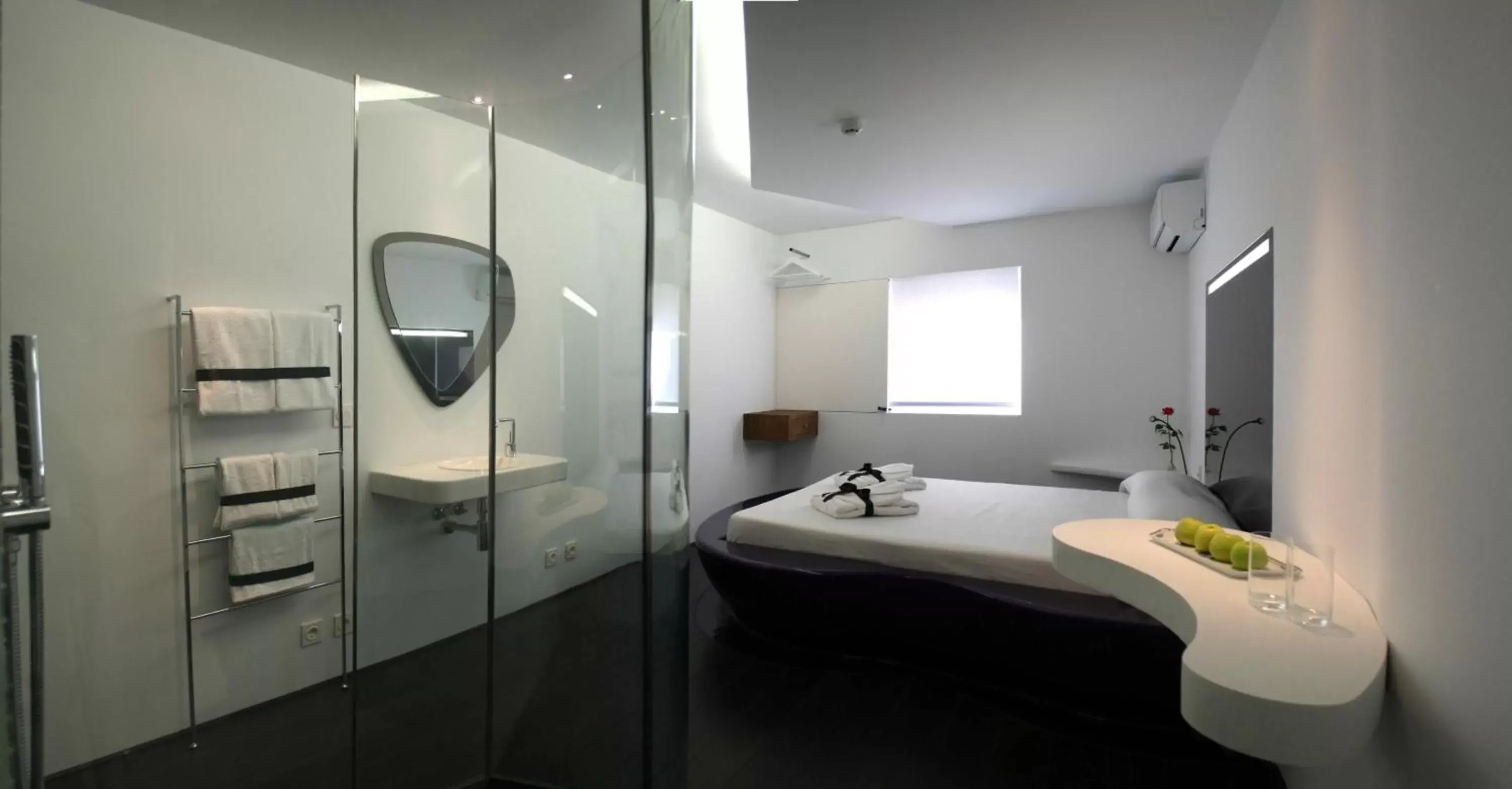 Photo of the whole room, Bathroom in Absoluto Design Hotel