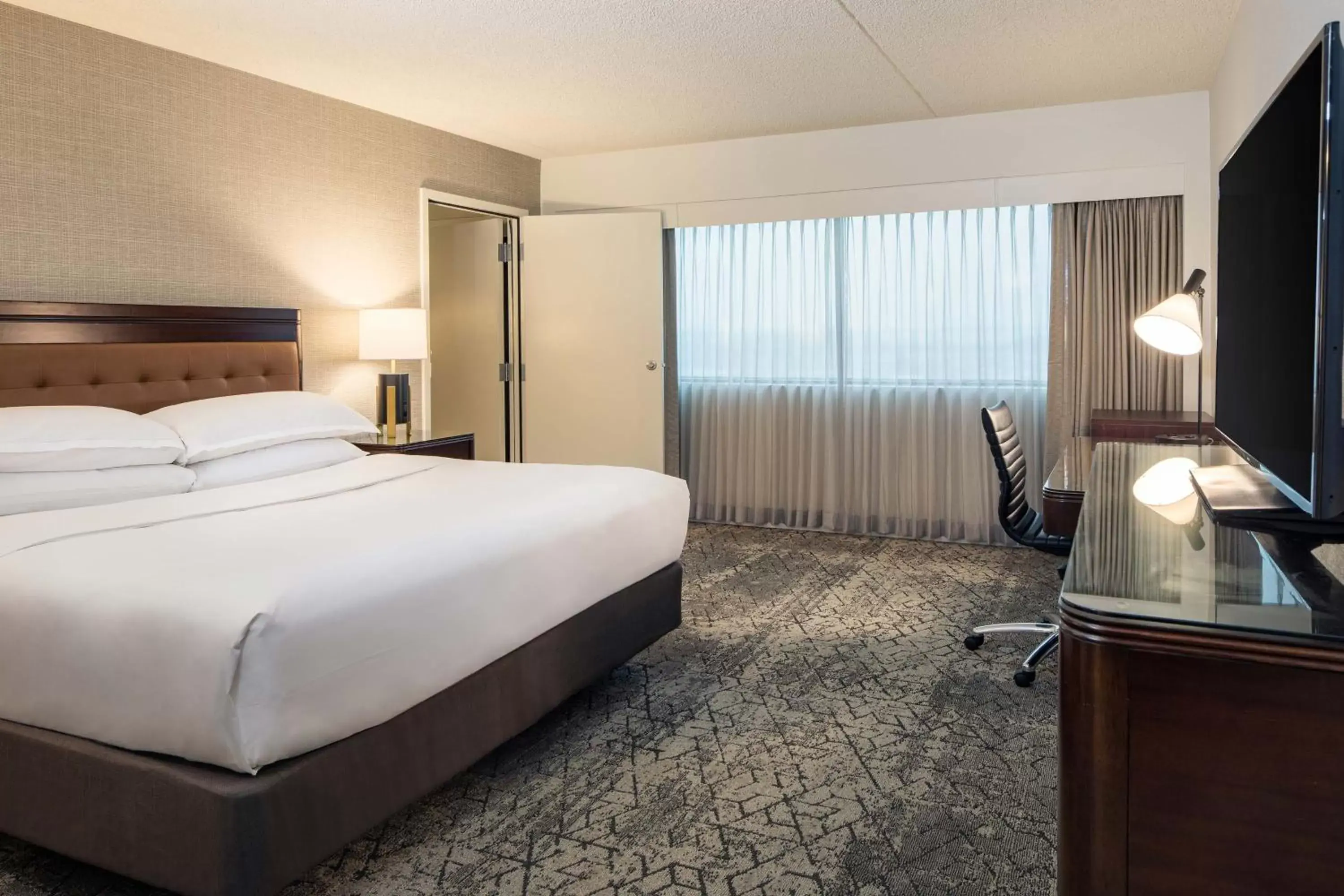 Photo of the whole room, Bed in Sheraton Detroit Metro Airport