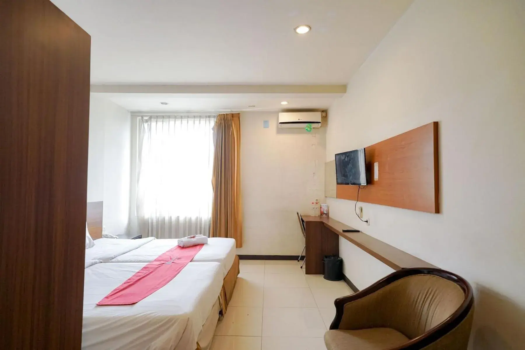 Bedroom, TV/Entertainment Center in RedDoorz near Braga Street