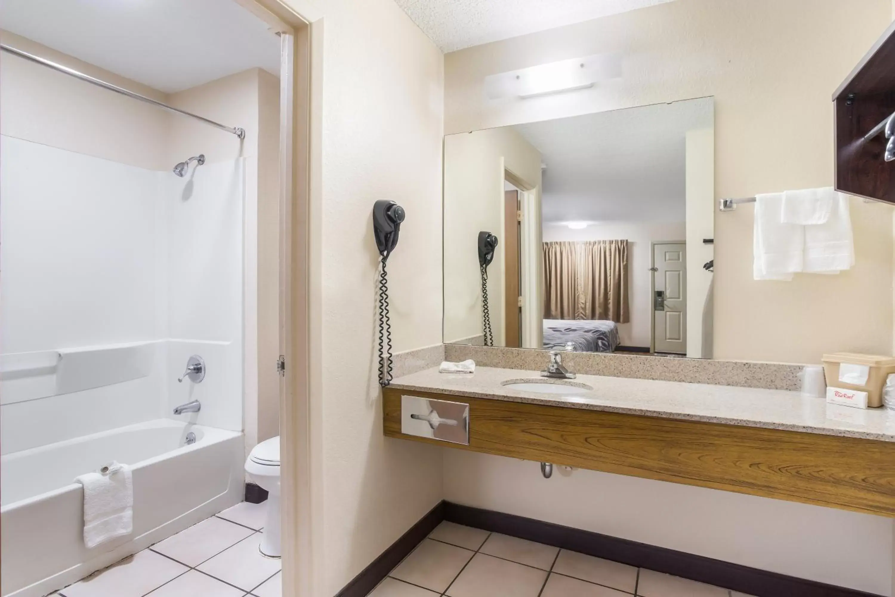 Bathroom in Red Roof Inn Albuquerque - Midtown