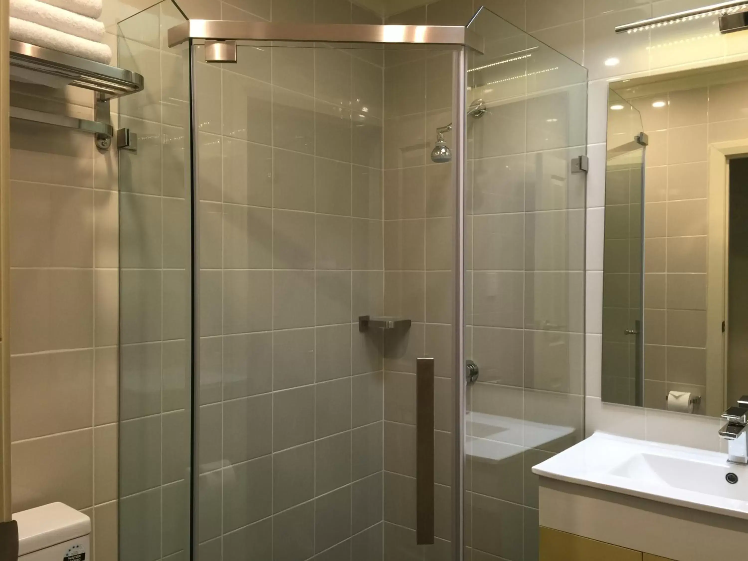 Bathroom in Park Squire Motor Inn & Serviced Apartments