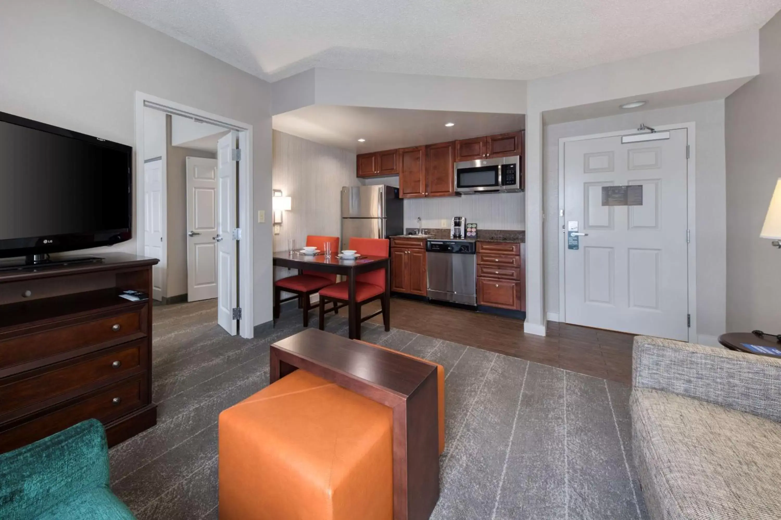 Living room, TV/Entertainment Center in Homewood Suites by Hilton Olmsted Village