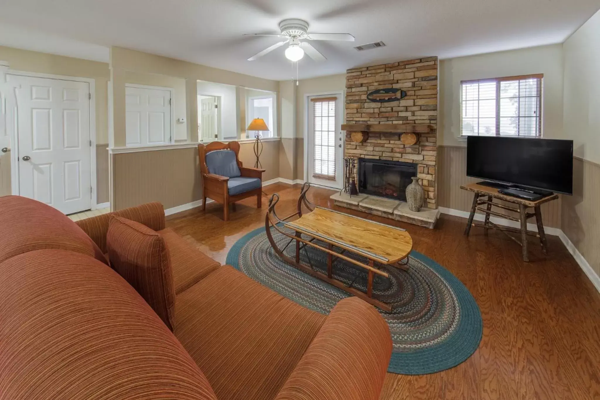 Photo of the whole room, Seating Area in Holiday Inn Club Vacations Villages Resort at Lake Palestine