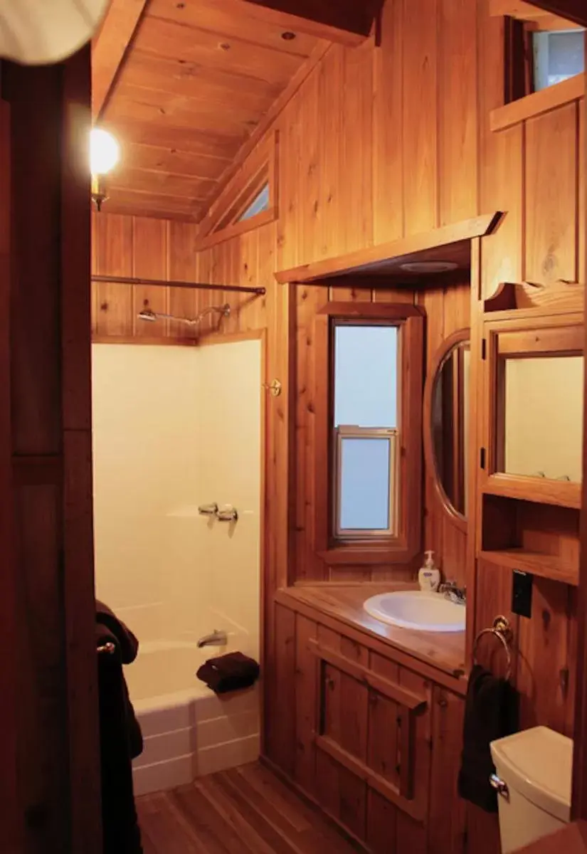 Bathroom in Silver Pines Lodge