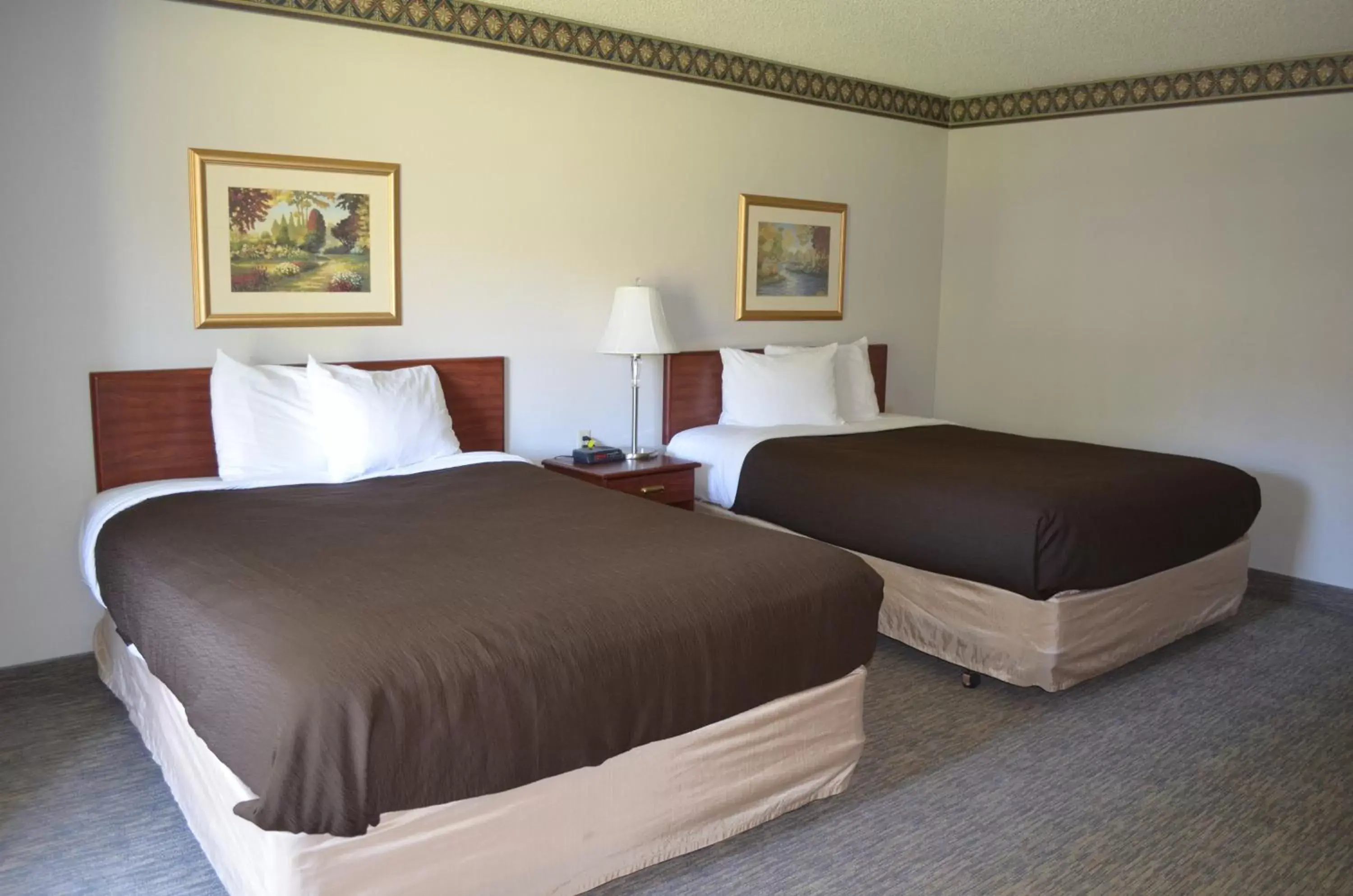 Bed in Shilo Inns Suites The Dalles