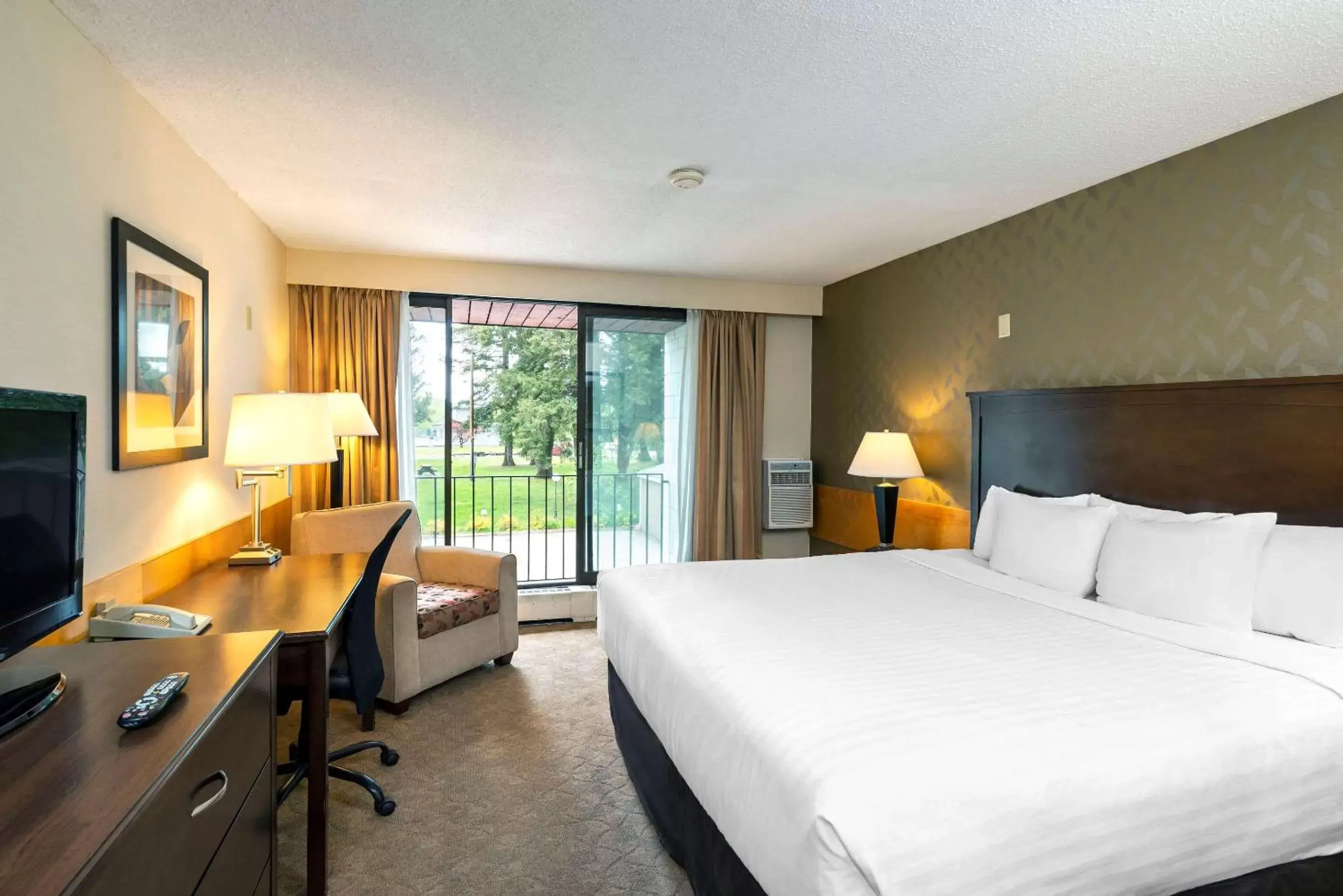 Superior King Room - Non-Smoking in Quality Inn Superior King Room - Non-Smoking in Quality Inn