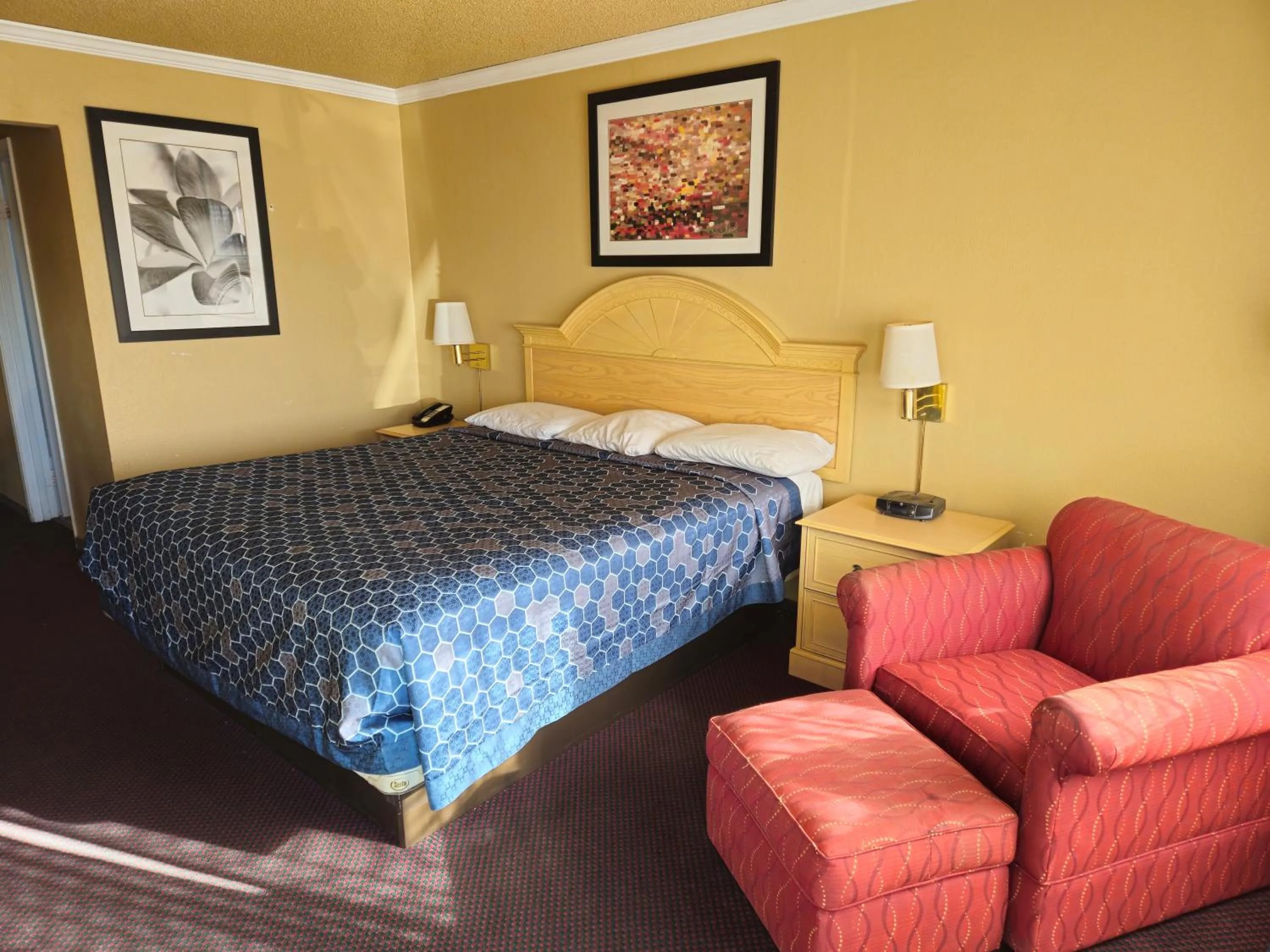 Bedroom, Bed in Heritage Inn - Milpitas