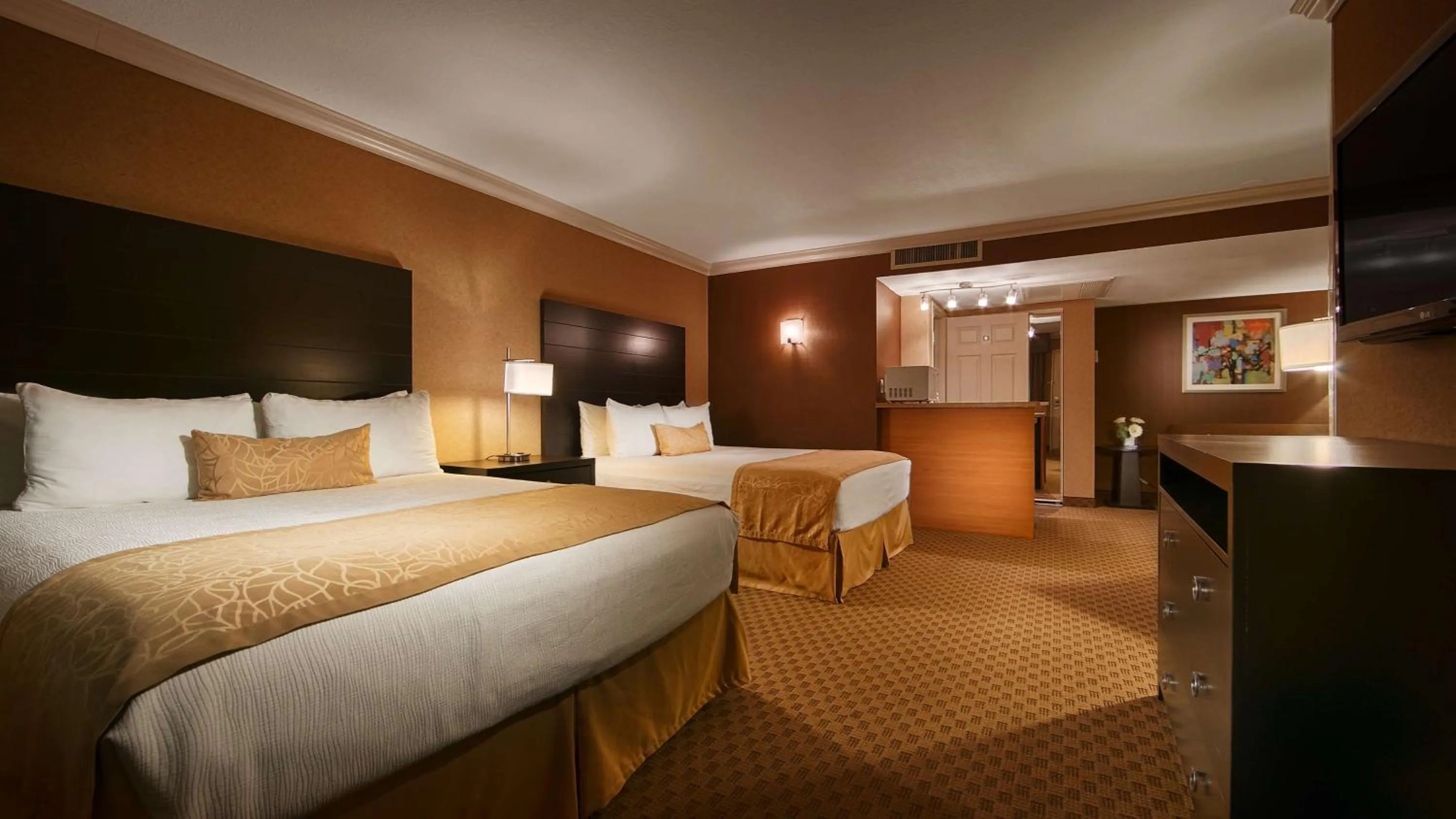 Photo of the whole room, Bed in Hotel d'Lins Ontario Airport