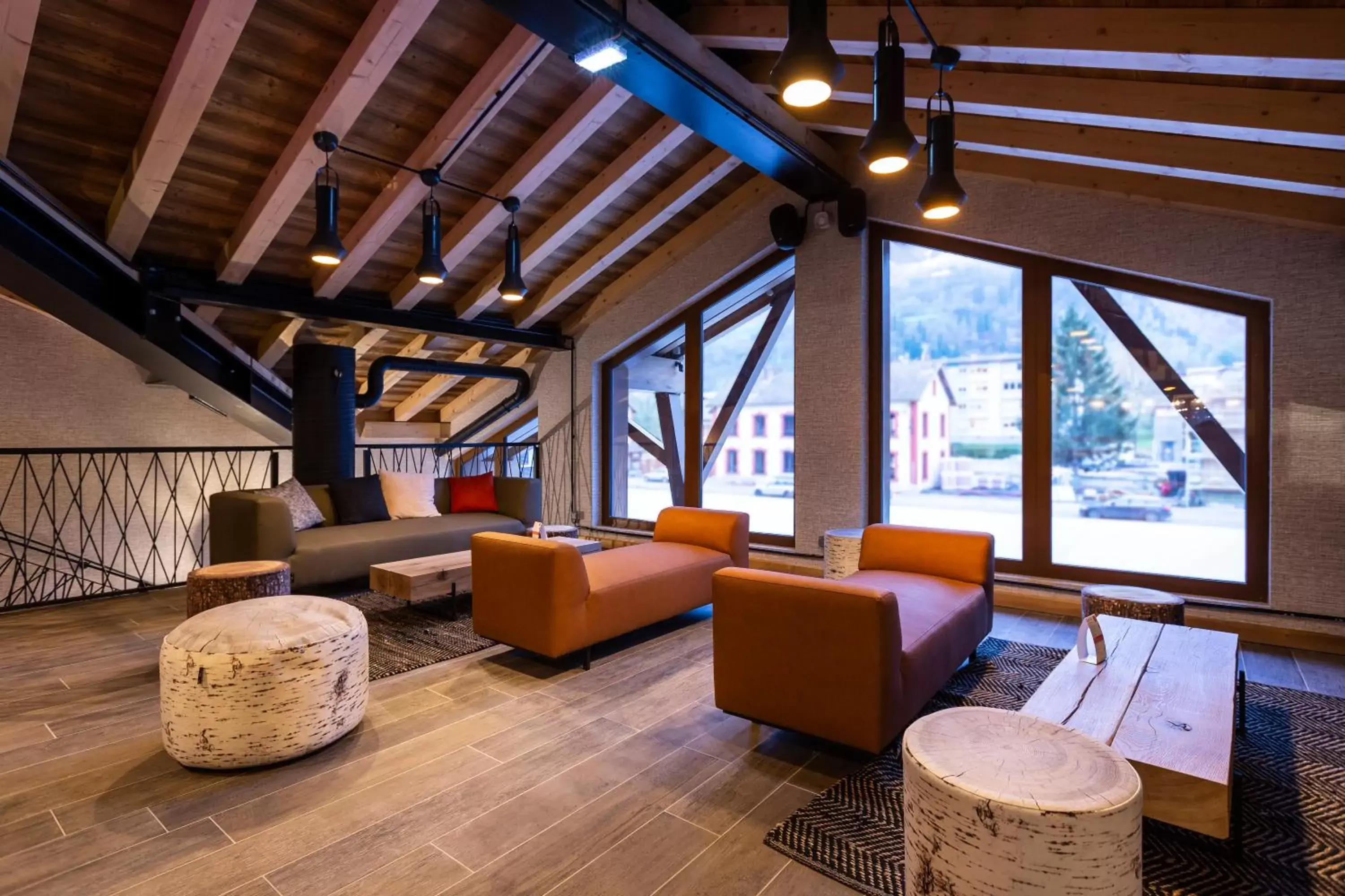 Library, Seating Area in Hotel Base Camp Lodge - Bourg Saint Maurice