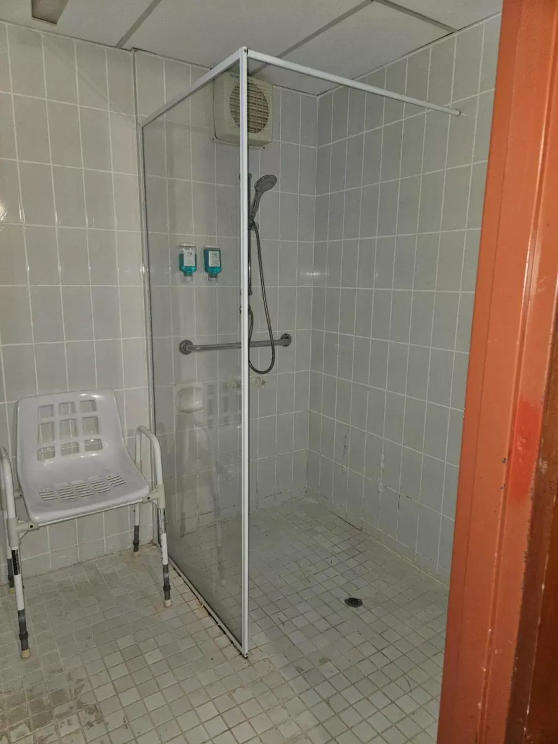 Facility for disabled guests, Bathroom in Courtyard Motor Inn