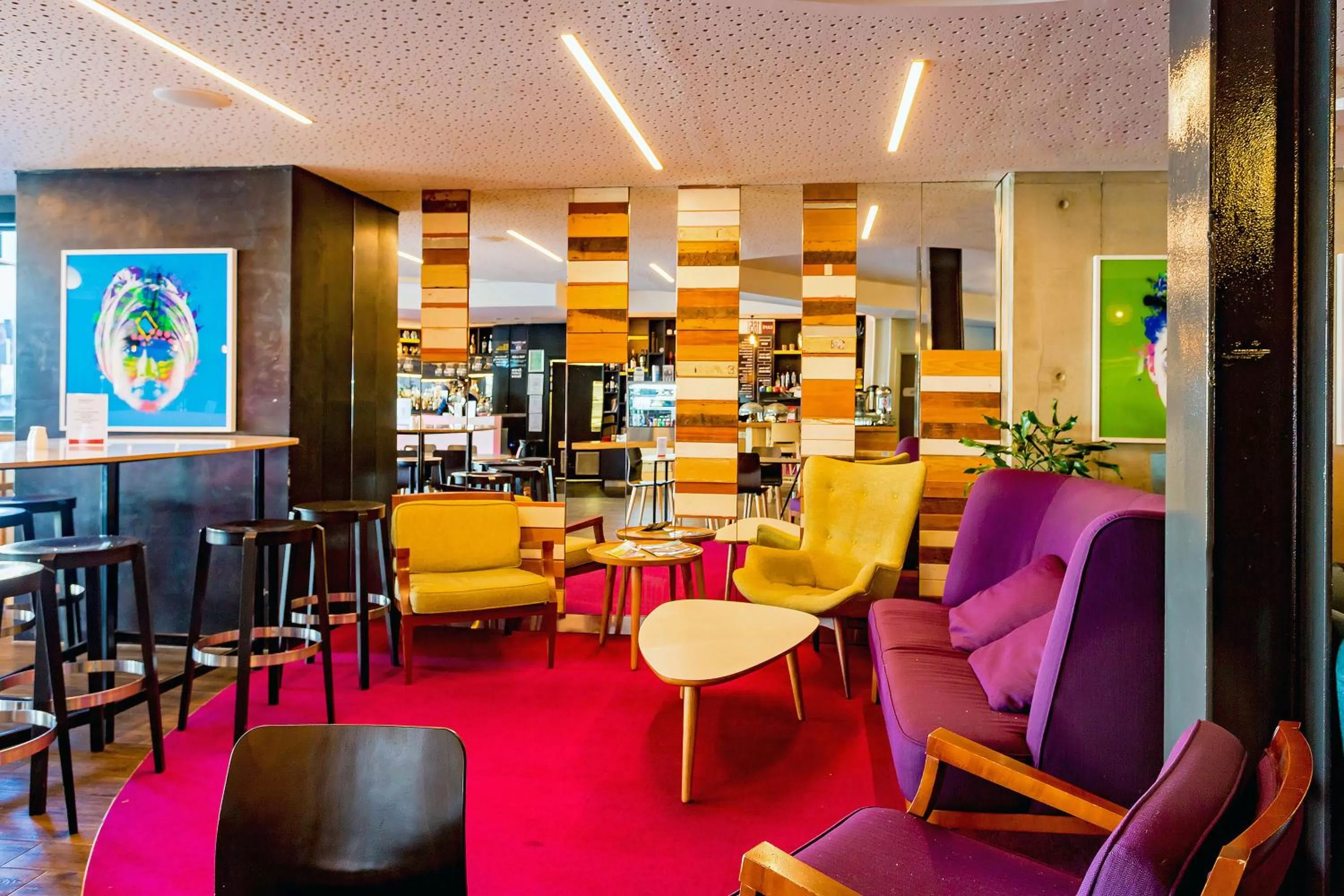 Lounge or bar in BreakFree on Cashel, an Accor Hotel