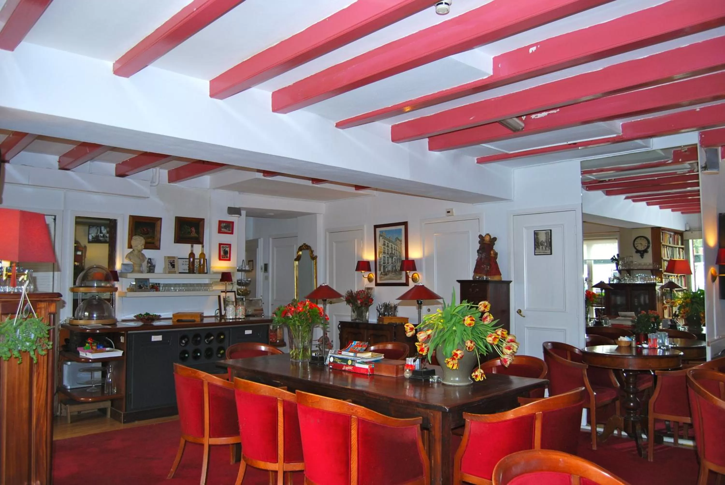 Library in Amsterdam House Hotel