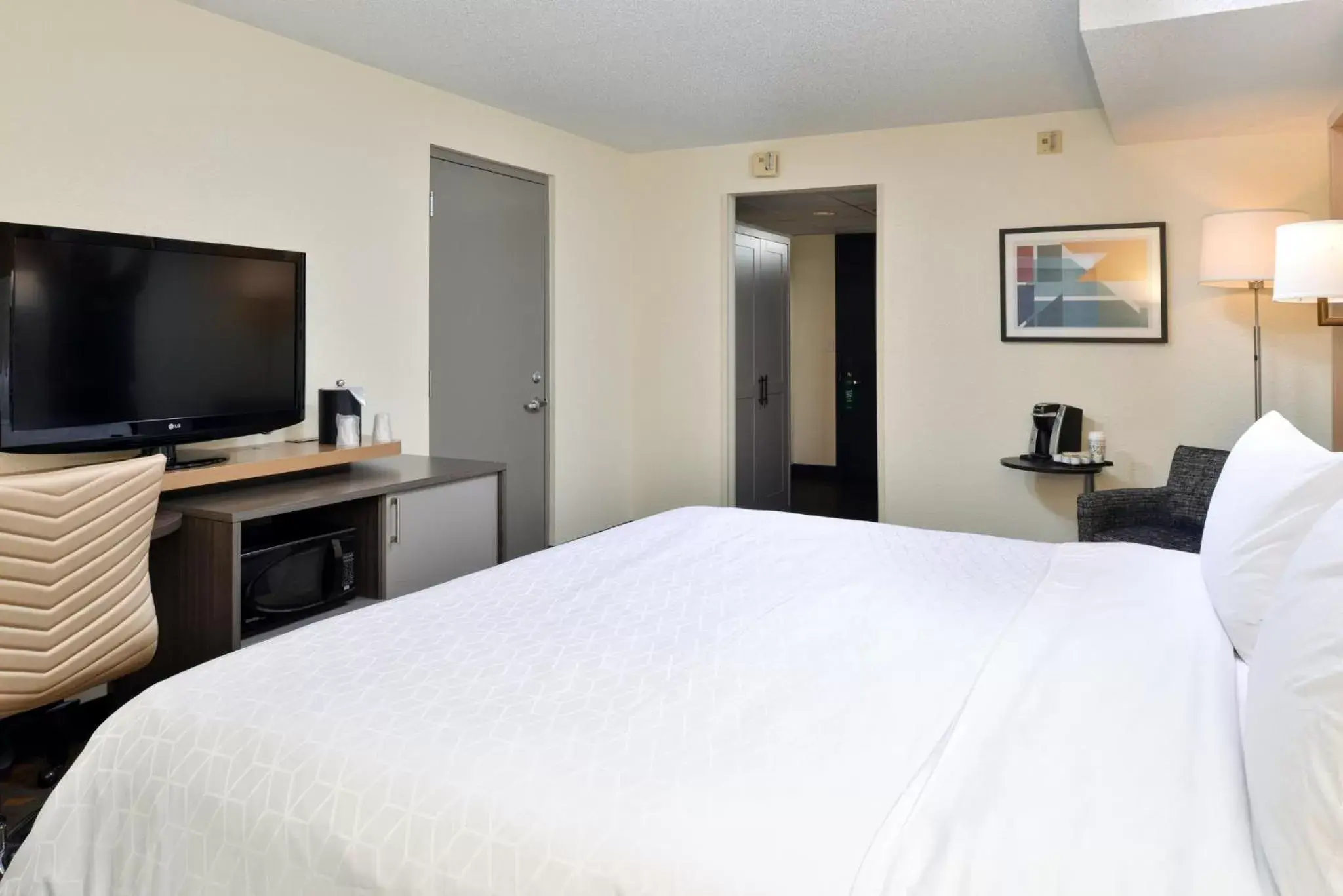 Photo of the whole room, Bed in Holiday Inn Hotel & Suites Overland Park-Convention Center, an IHG Hotel