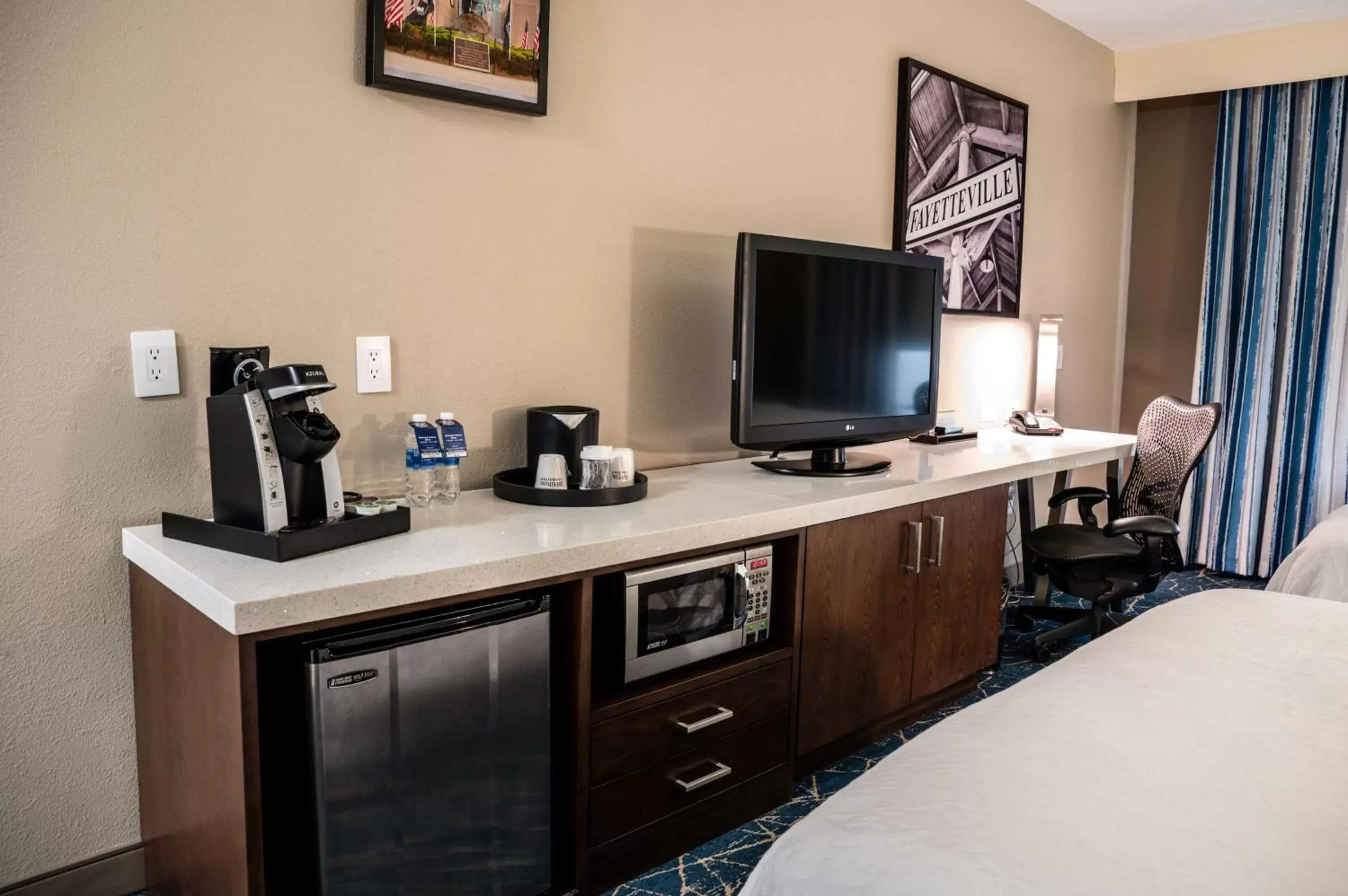 Bedroom, TV/Entertainment Center in Hilton Garden Inn Fayetteville/Fort Bragg