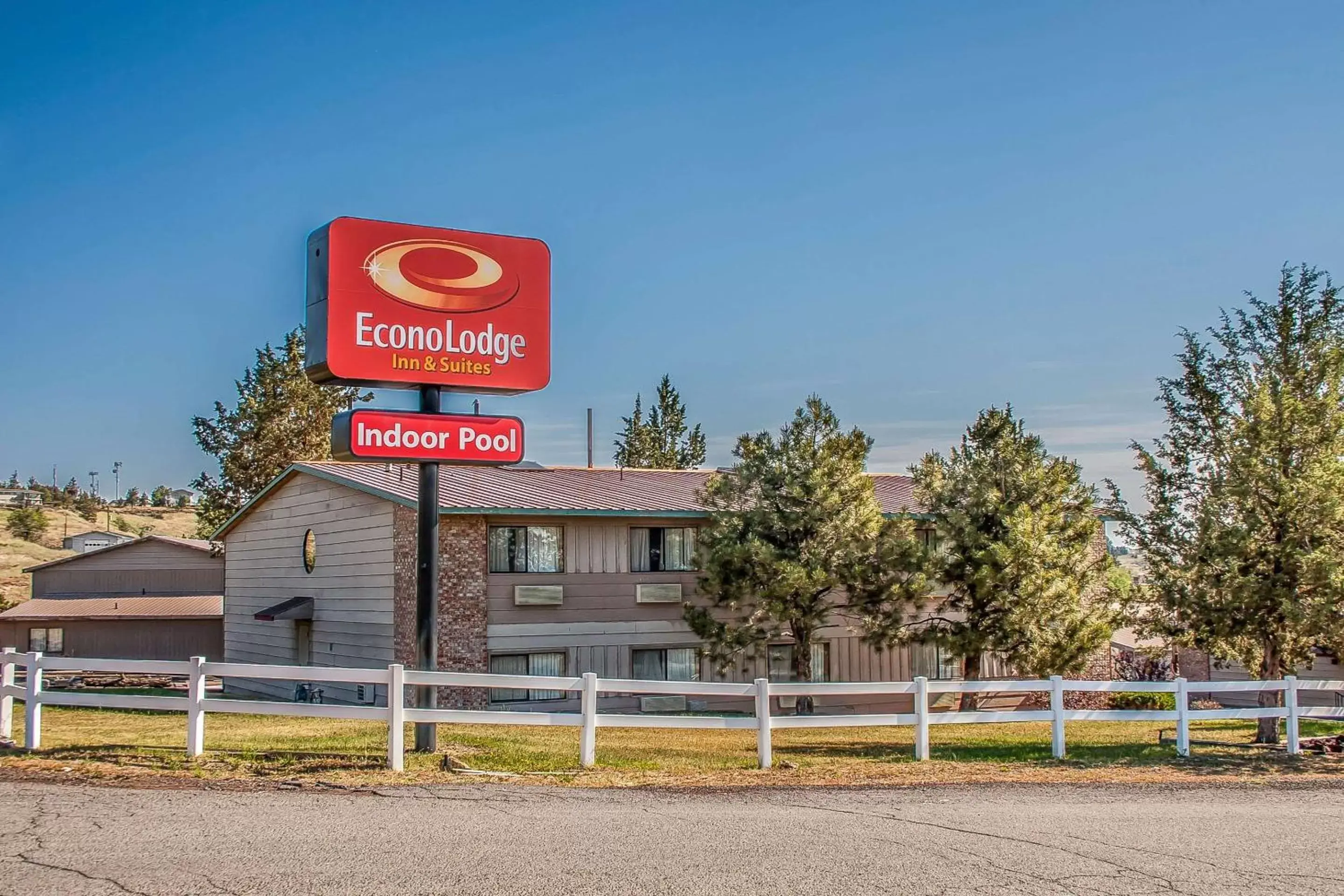Property building in Econo Lodge Inn & Suites Madras