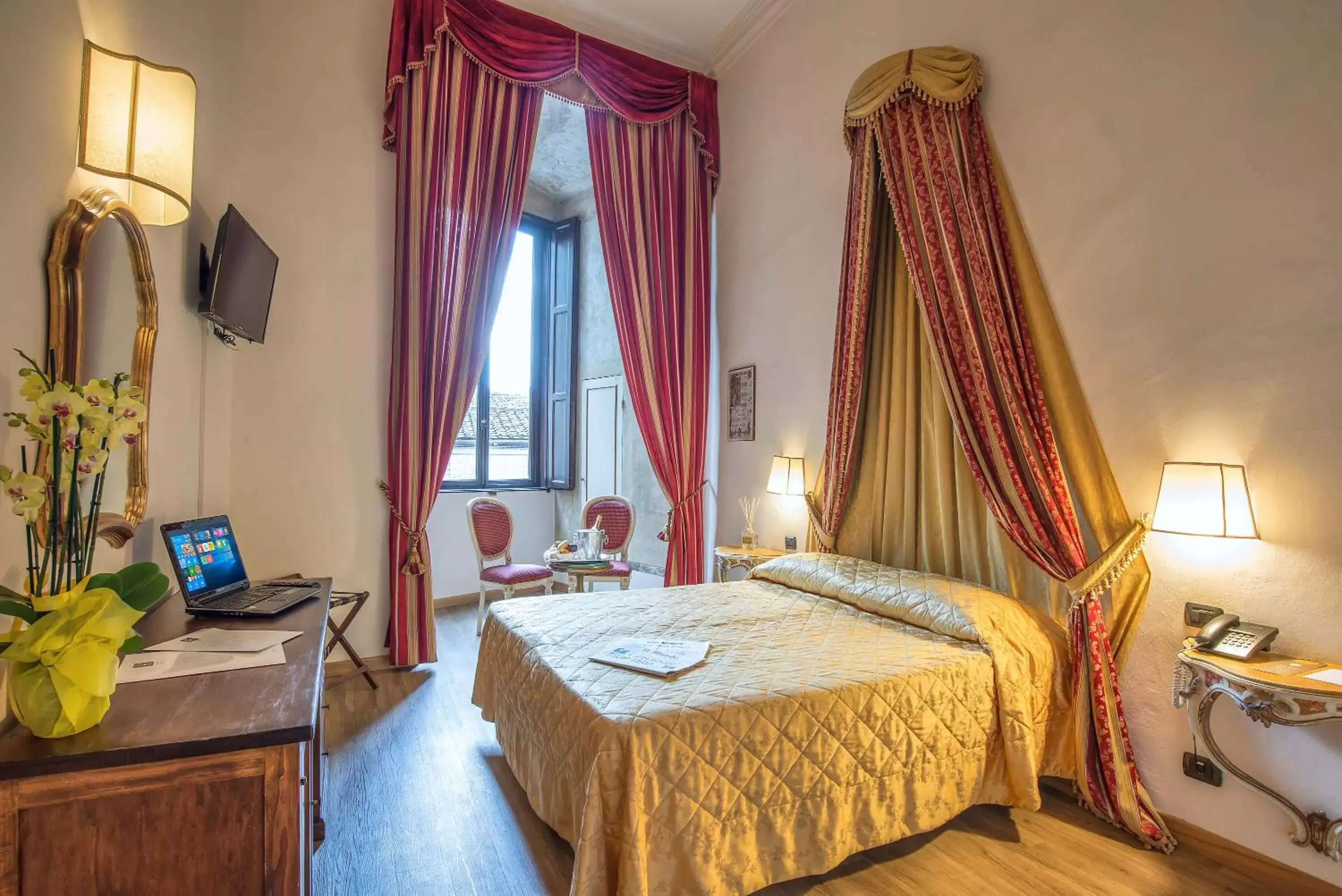 Bedroom, Bed in Hotel Paris