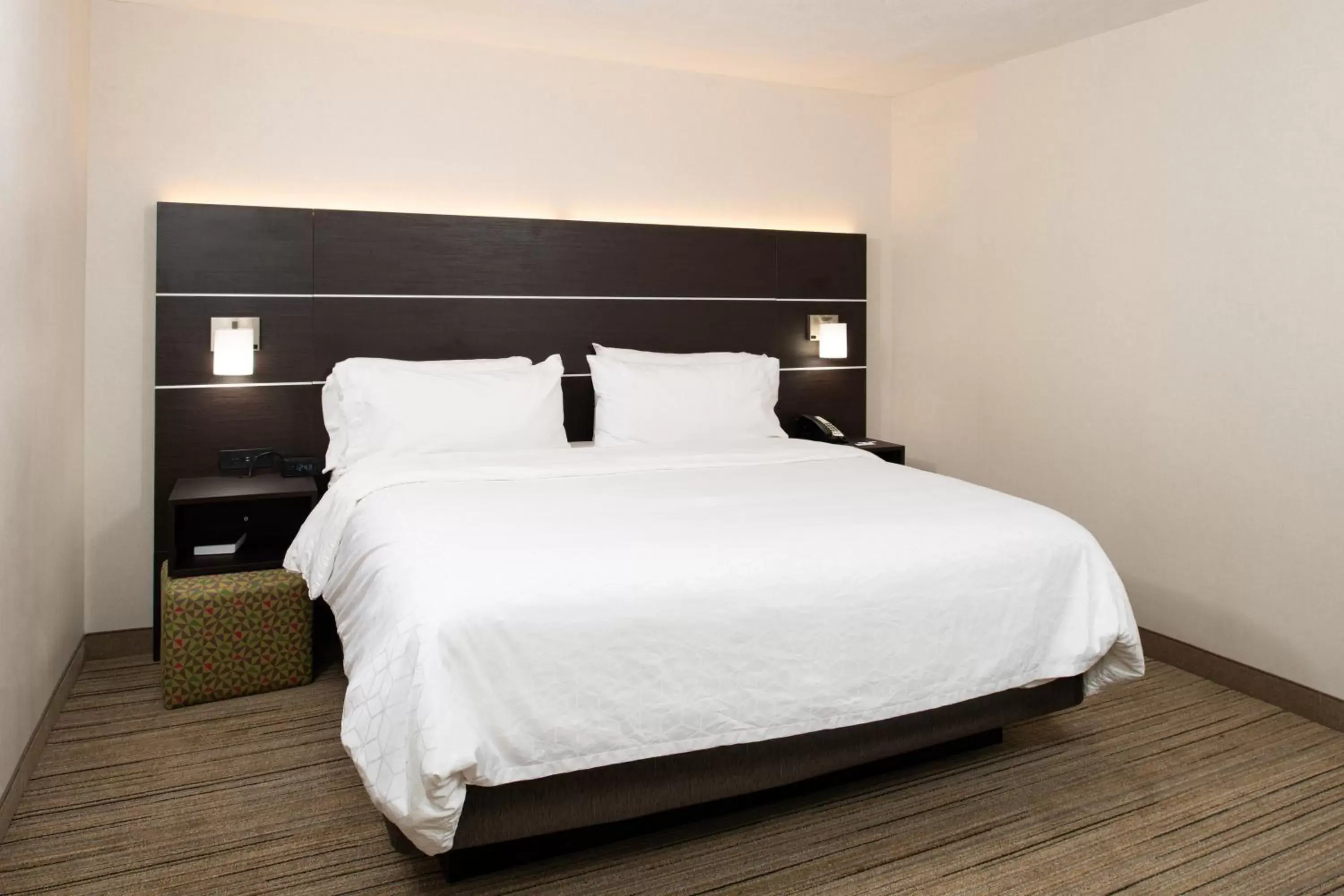 Bedroom, Bed in Holiday Inn Express Cincinnati West, an IHG Hotel