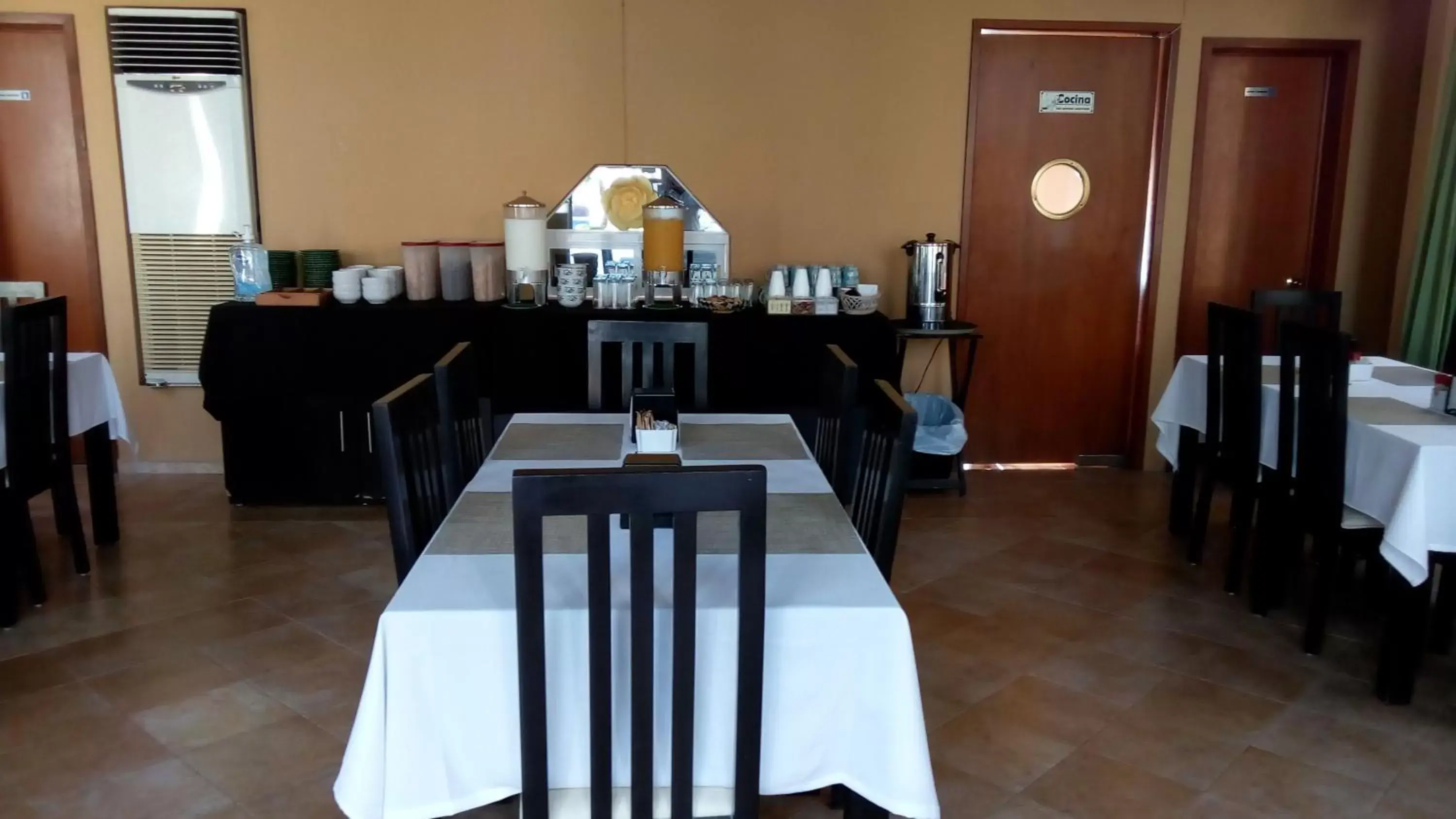 Coffee/tea facilities, Restaurant/Places to Eat in Tecnohotel Mérida Norte