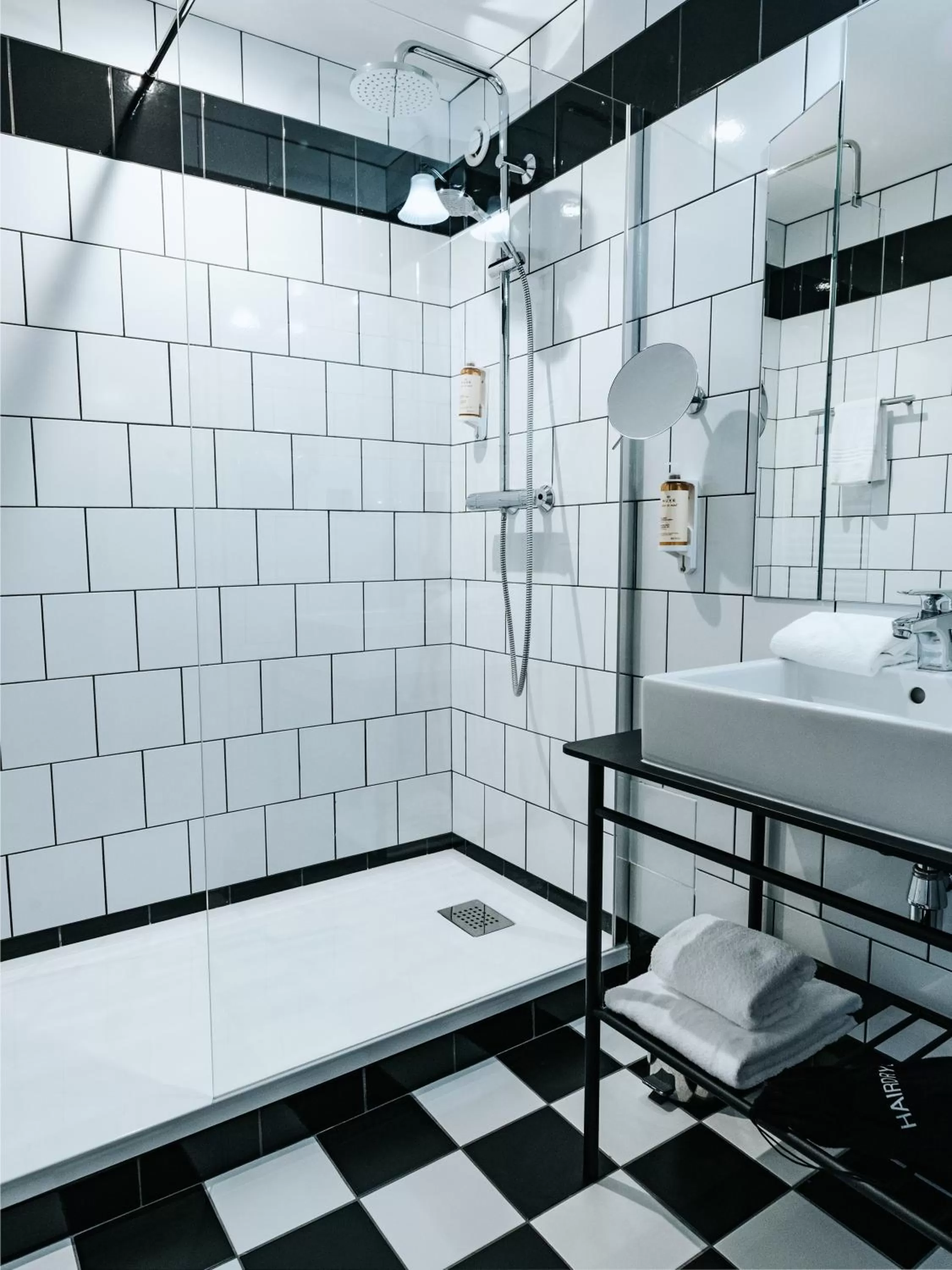 Shower in Hotel Mercure Roscoff Bord De Mer