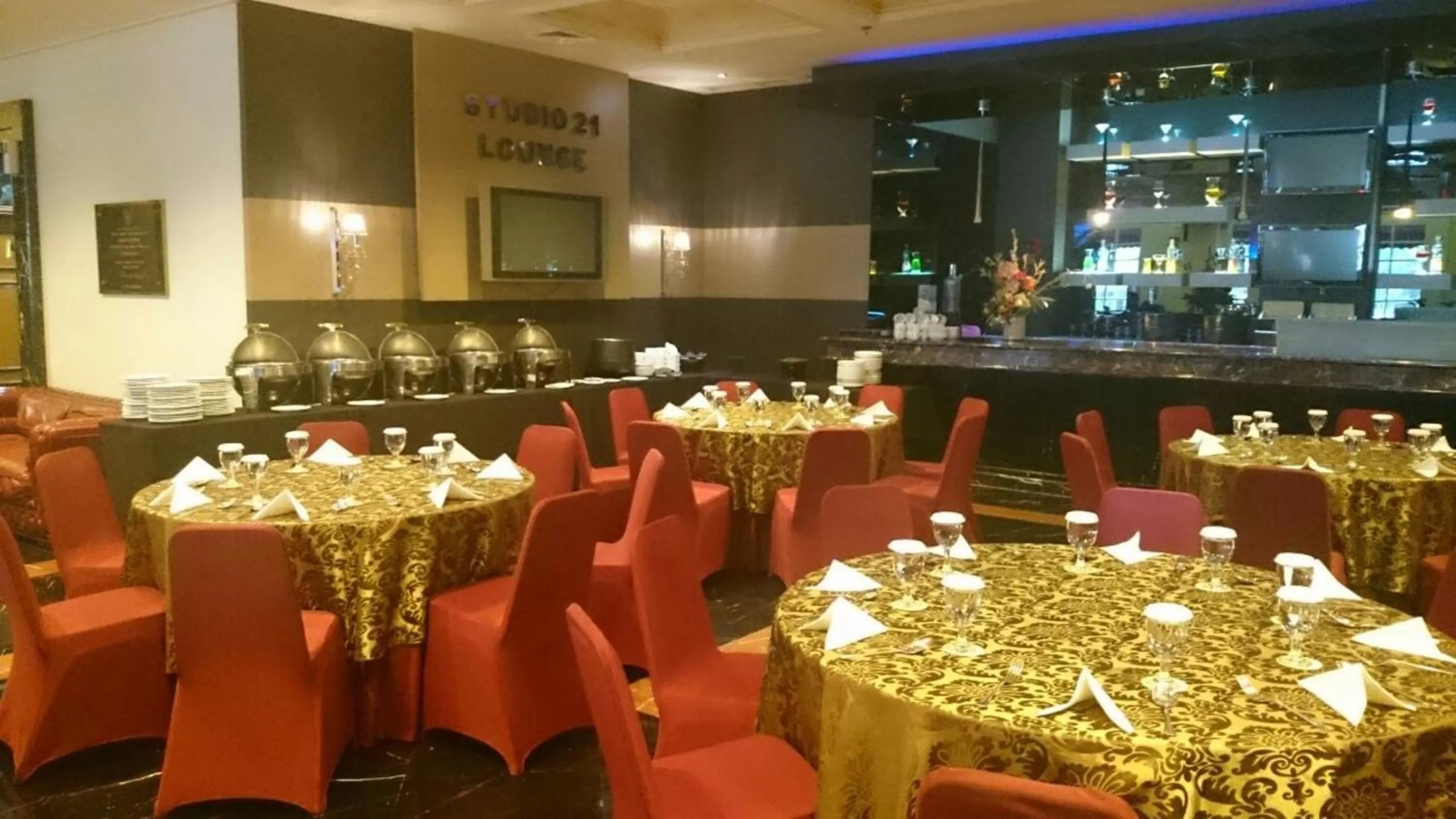 Restaurant/places to eat in Golden Boutique Hotel Melawai