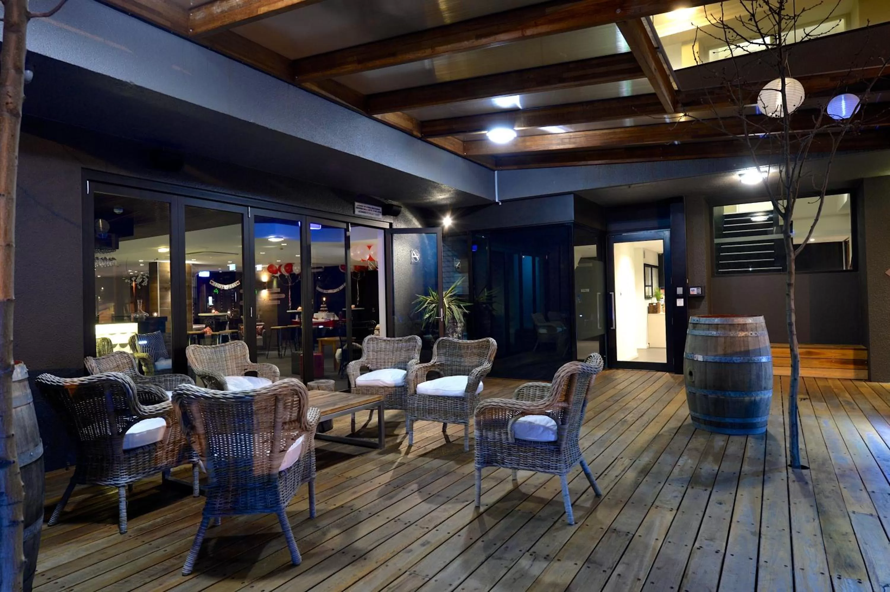 Communal lounge/ TV room in Townhouse Hotel