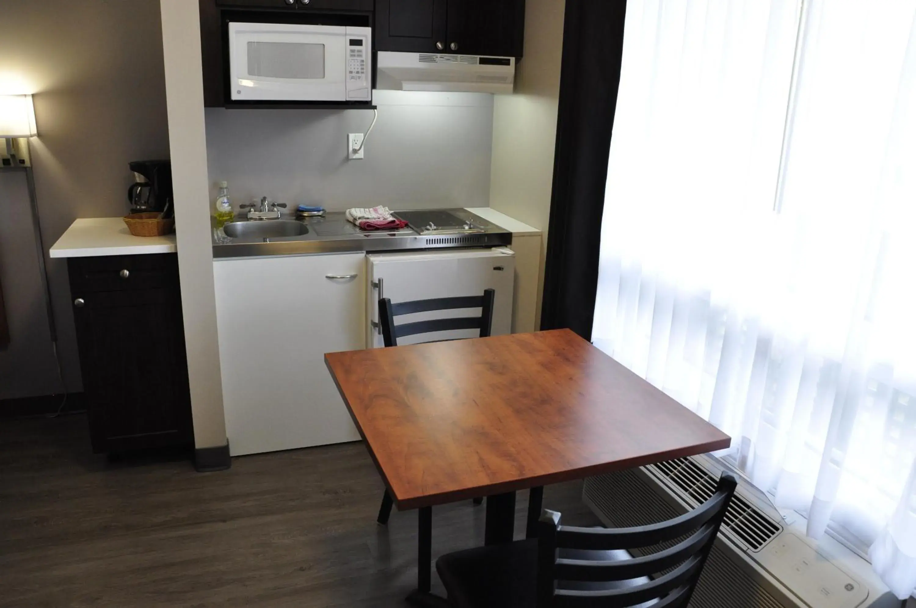 Kitchen or kitchenette, Kitchen/Kitchenette in Moonlight Inn & Suites