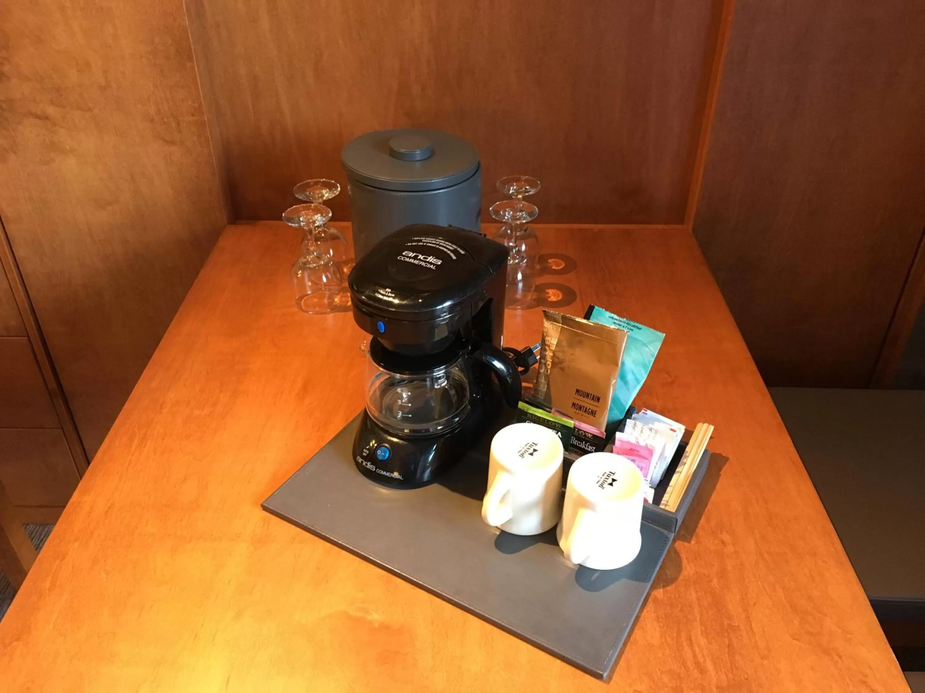 Coffee/tea facilities in Whistler Village Inn & Suites