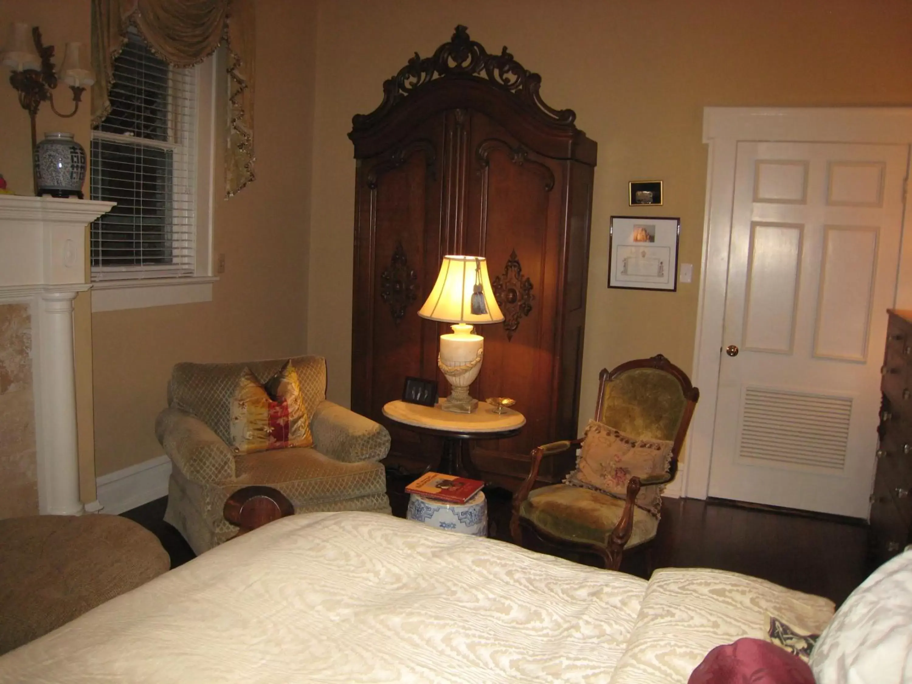 Seating Area in Belle Oaks Inn