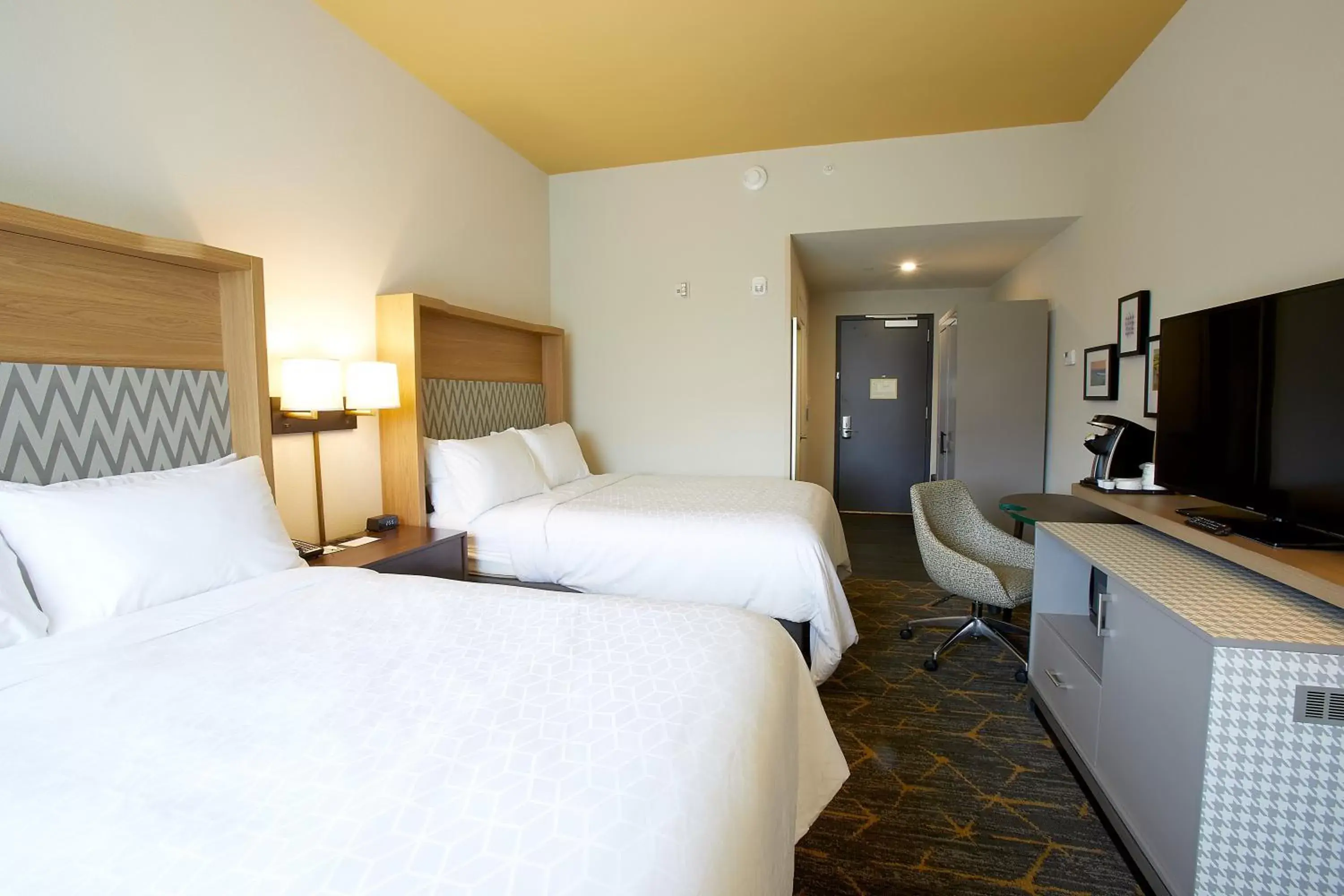 Photo of the whole room, Bed in Holiday Inn Louisville Downtown , an IHG Hotel