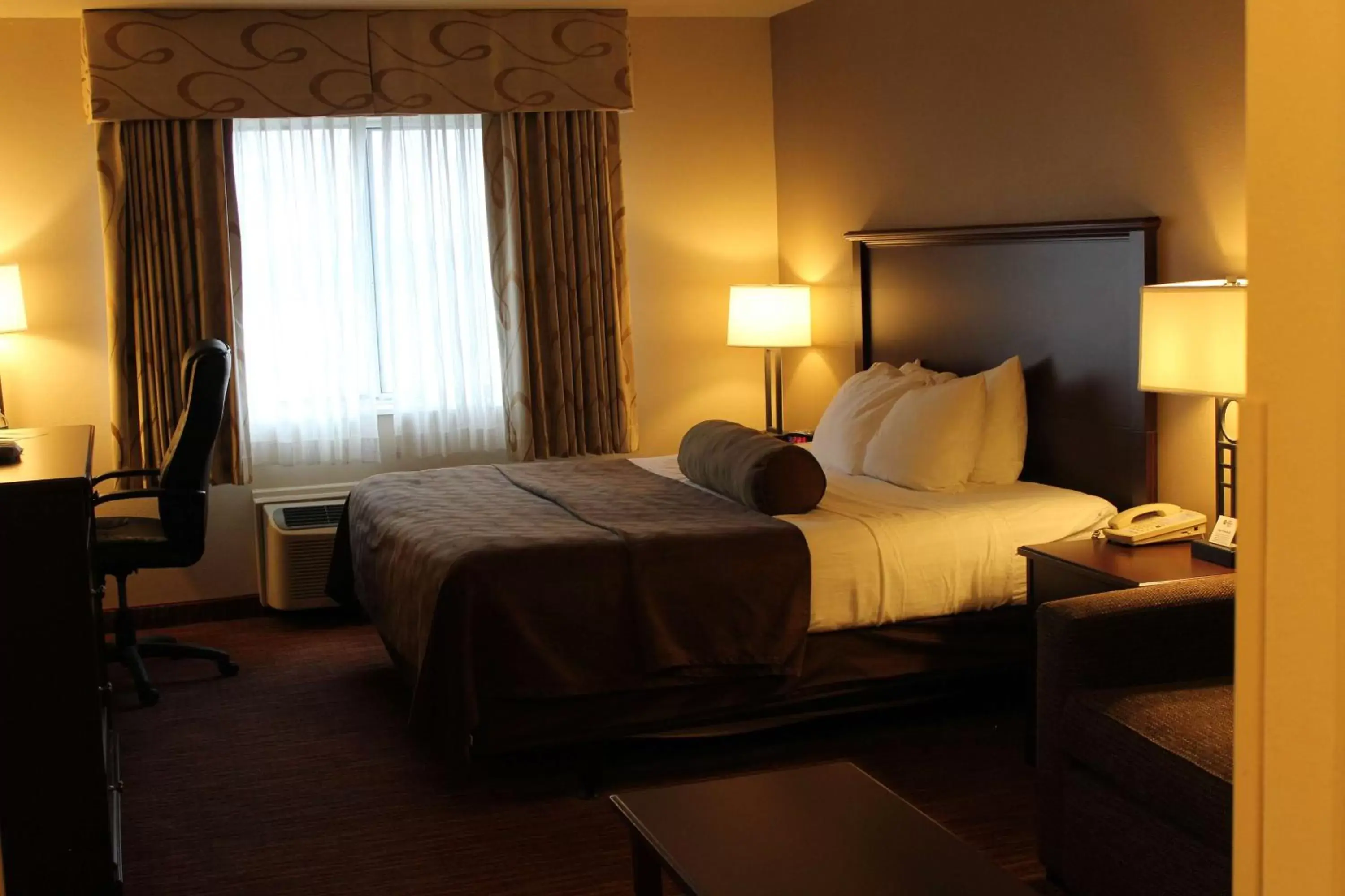 Photo of the whole room, Bed in Best Western Plus Concord Inn