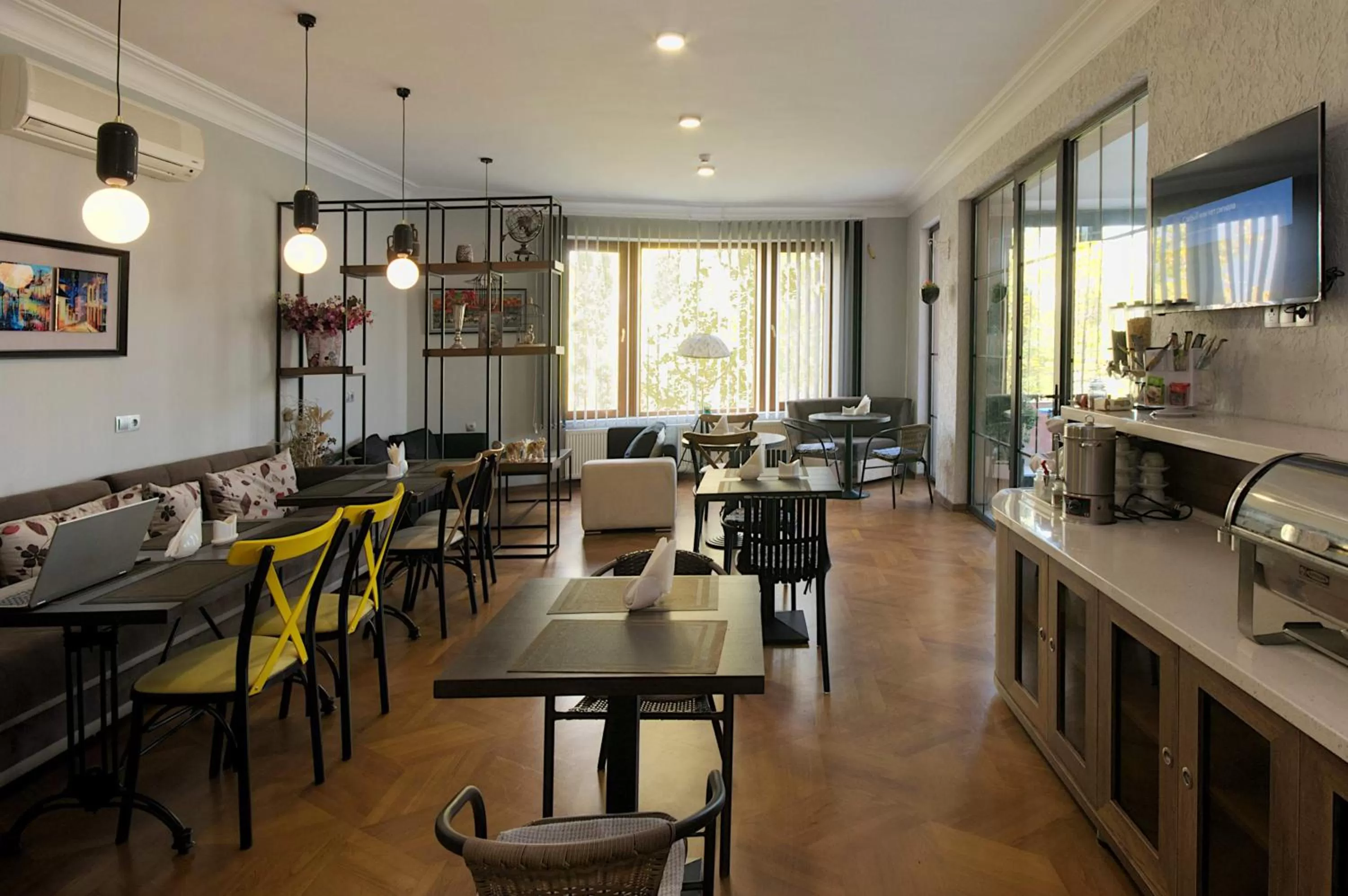 Restaurant/places to eat in Hotel Livin