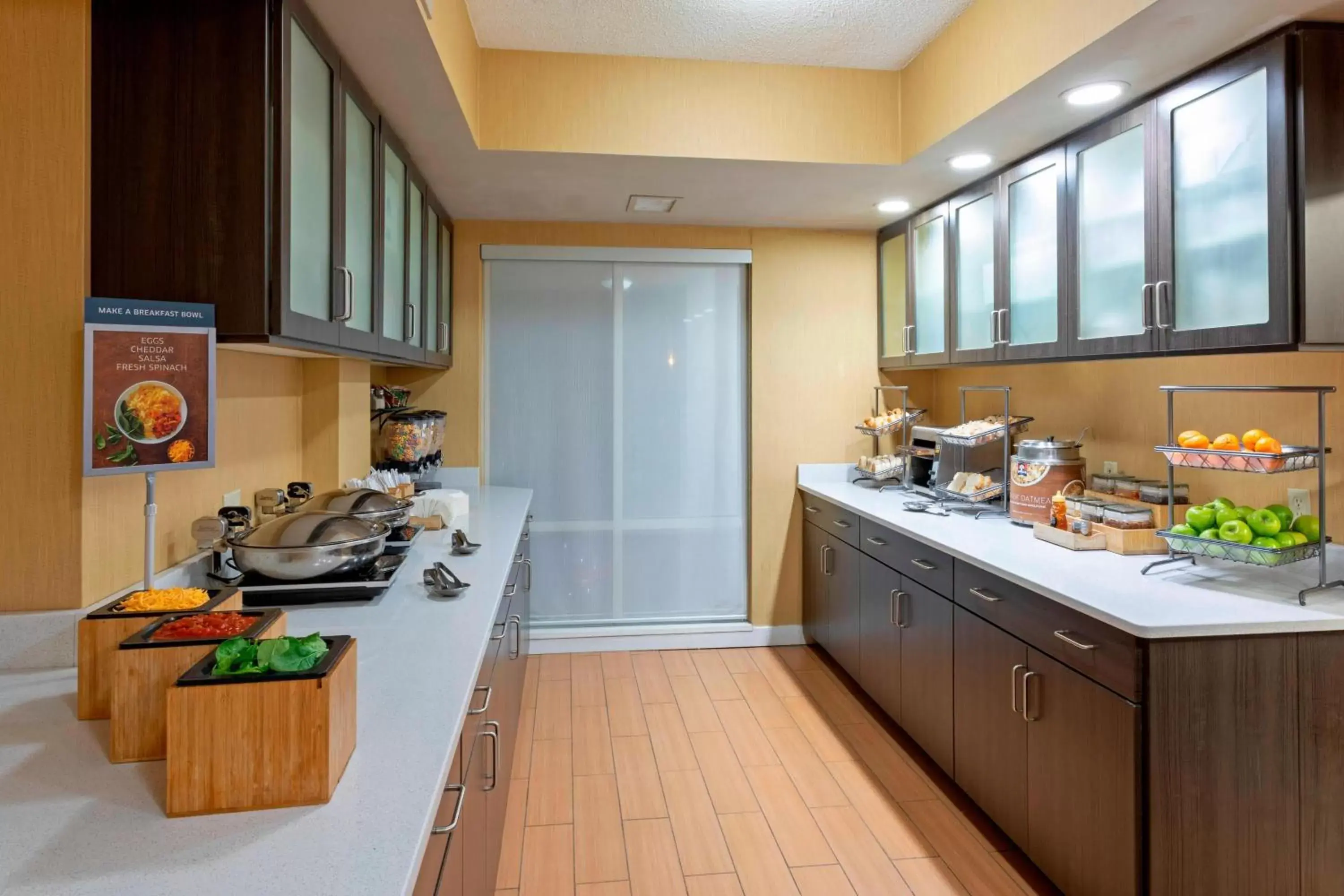 Breakfast, Kitchen/Kitchenette in SpringHill Suites Rochester Mayo Clinic Area / Saint Marys