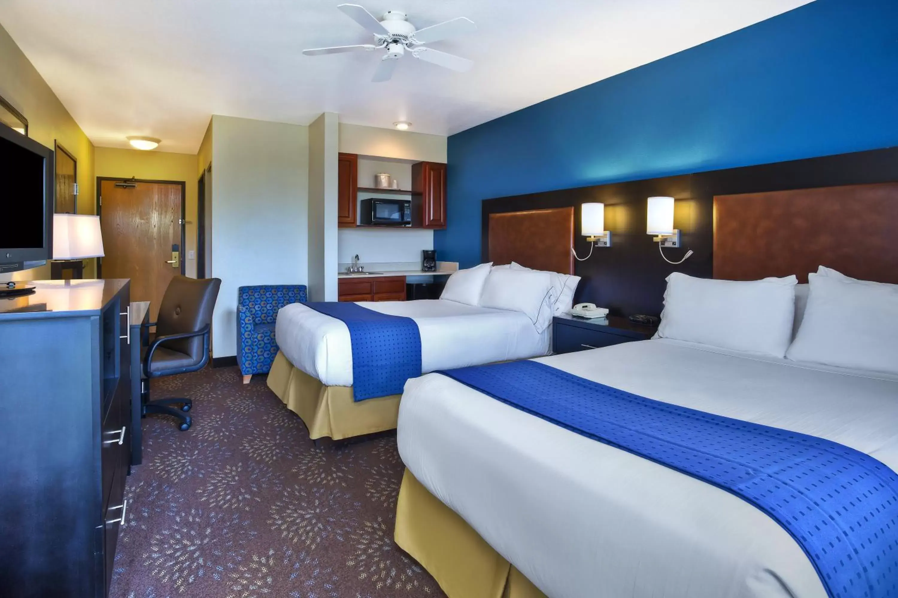 Photo of the whole room, Bed in Holiday Inn Express Mackinaw City, an IHG Hotel