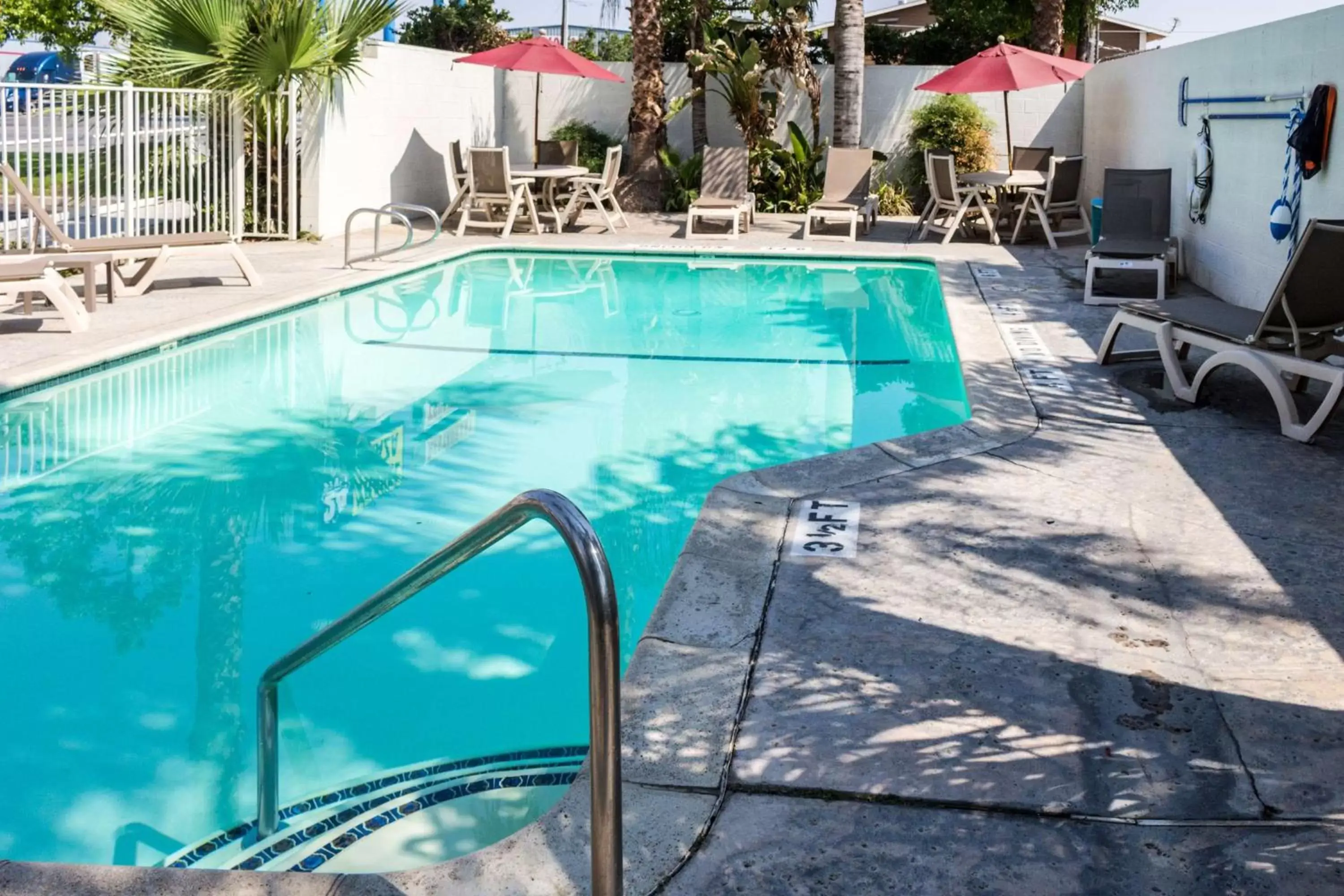 Day, Swimming Pool in Motel 6-Bakersfield, CA - East