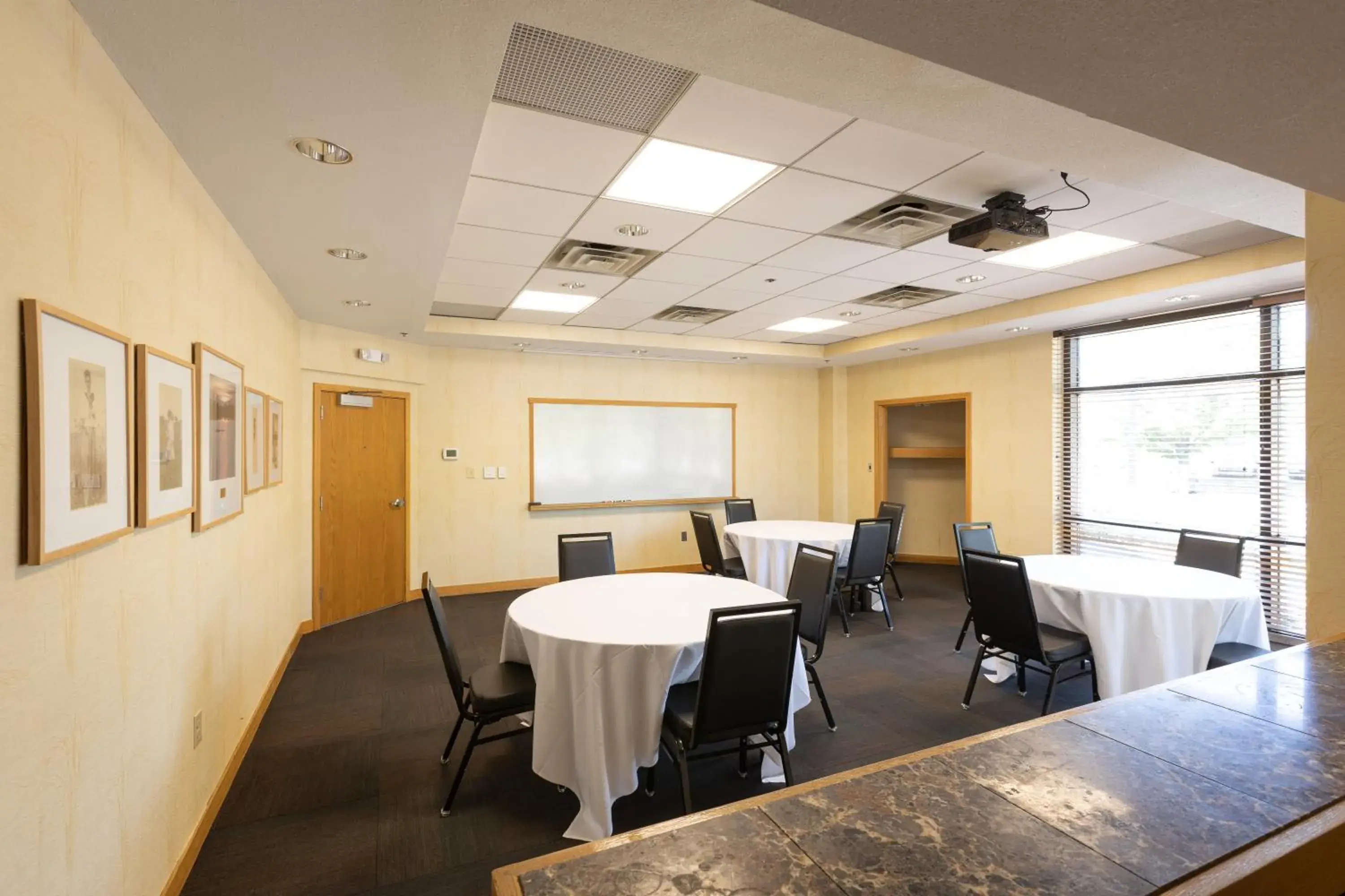 Meeting/conference room in Gateway Hotel and Conference Center