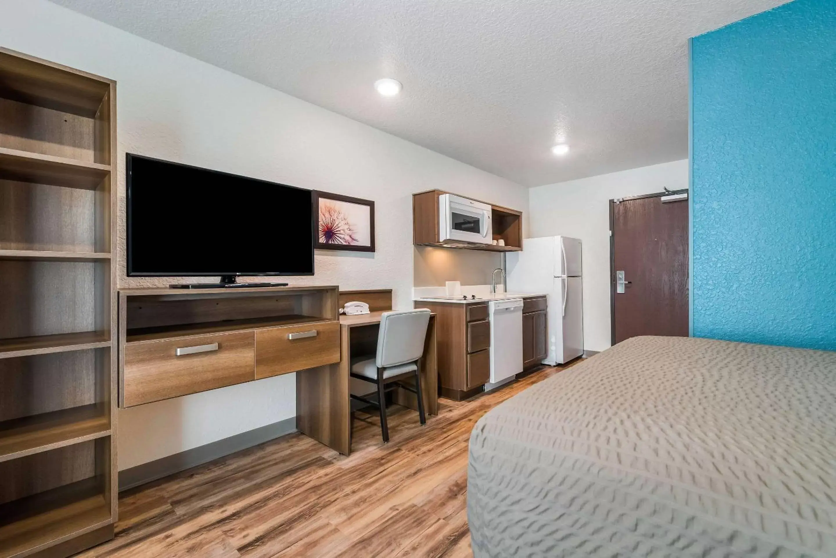 Photo of the whole room, TV/Entertainment Center in WoodSpring Suites Davenport FL