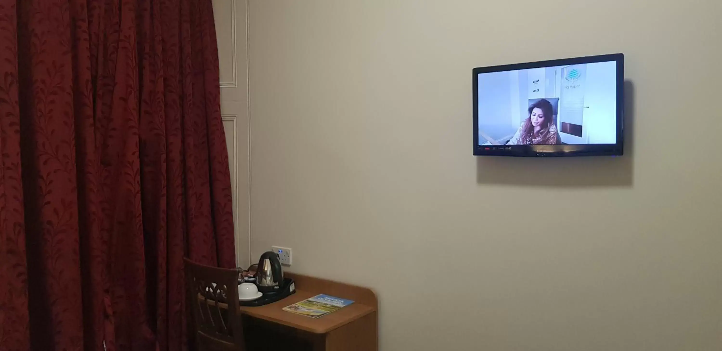 TV and multimedia, TV/Entertainment Center in Aberdeen House Hotel