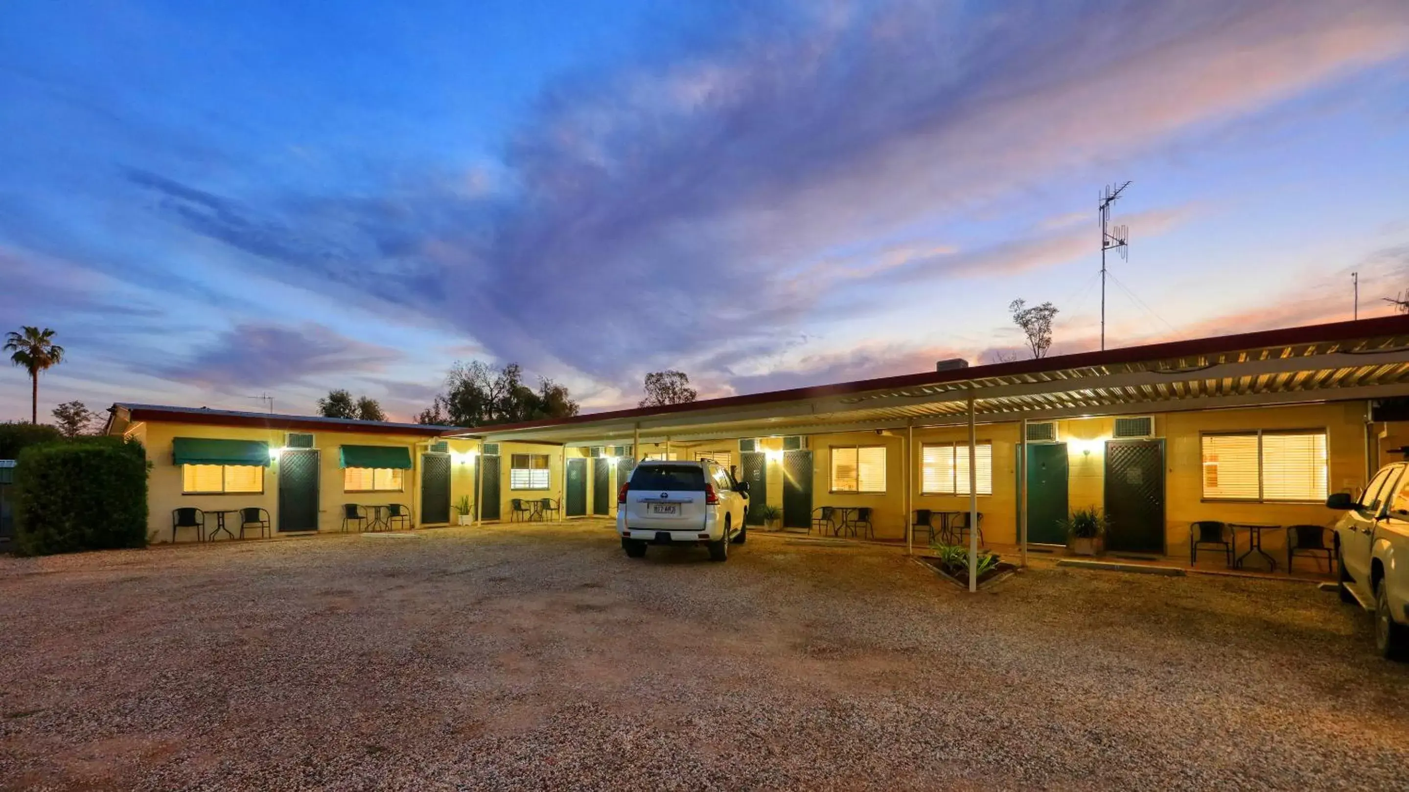 Patio, Property Building in Castlereagh Lodge Motel