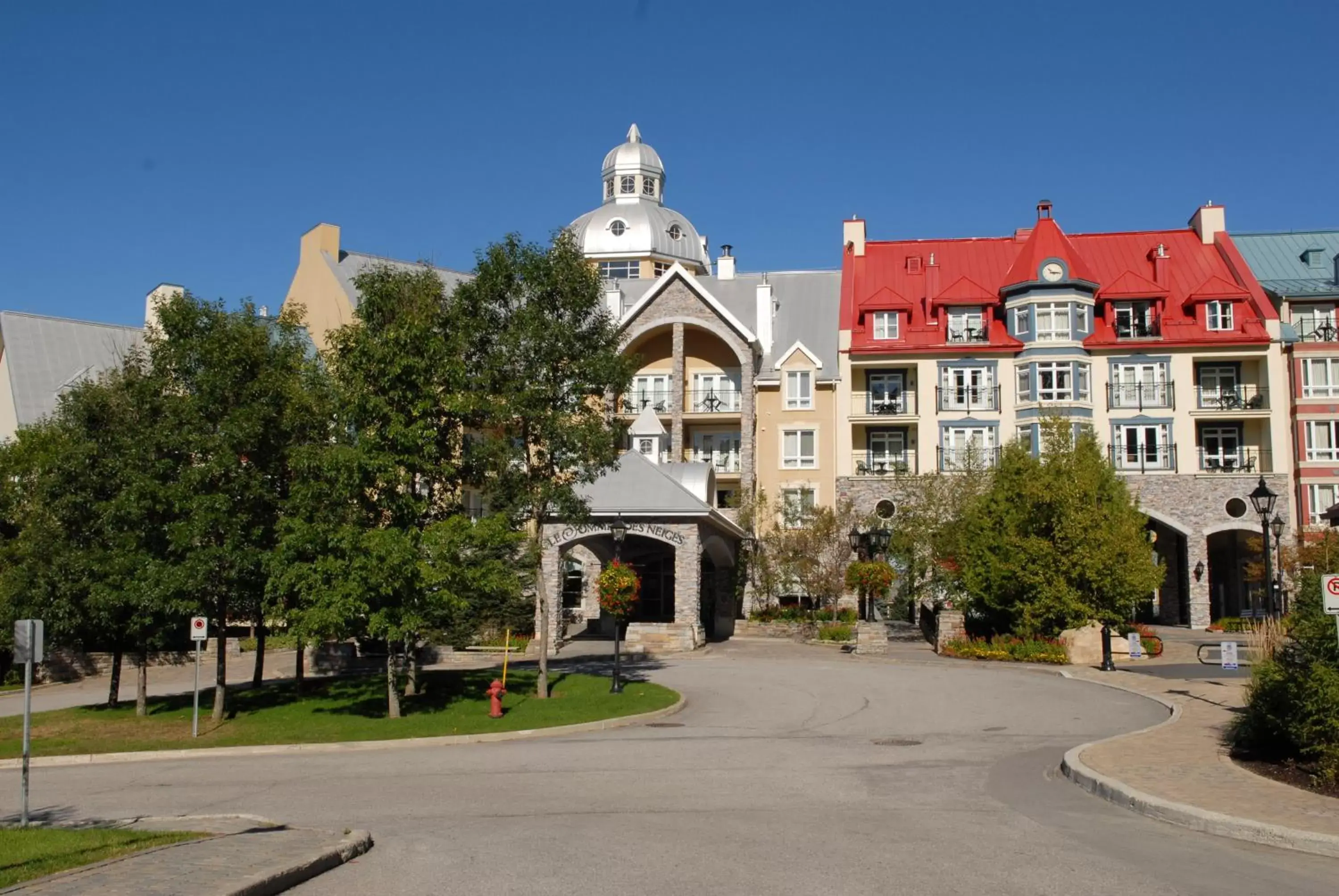 Facade/entrance, Property Building in Sommet Des Neiges