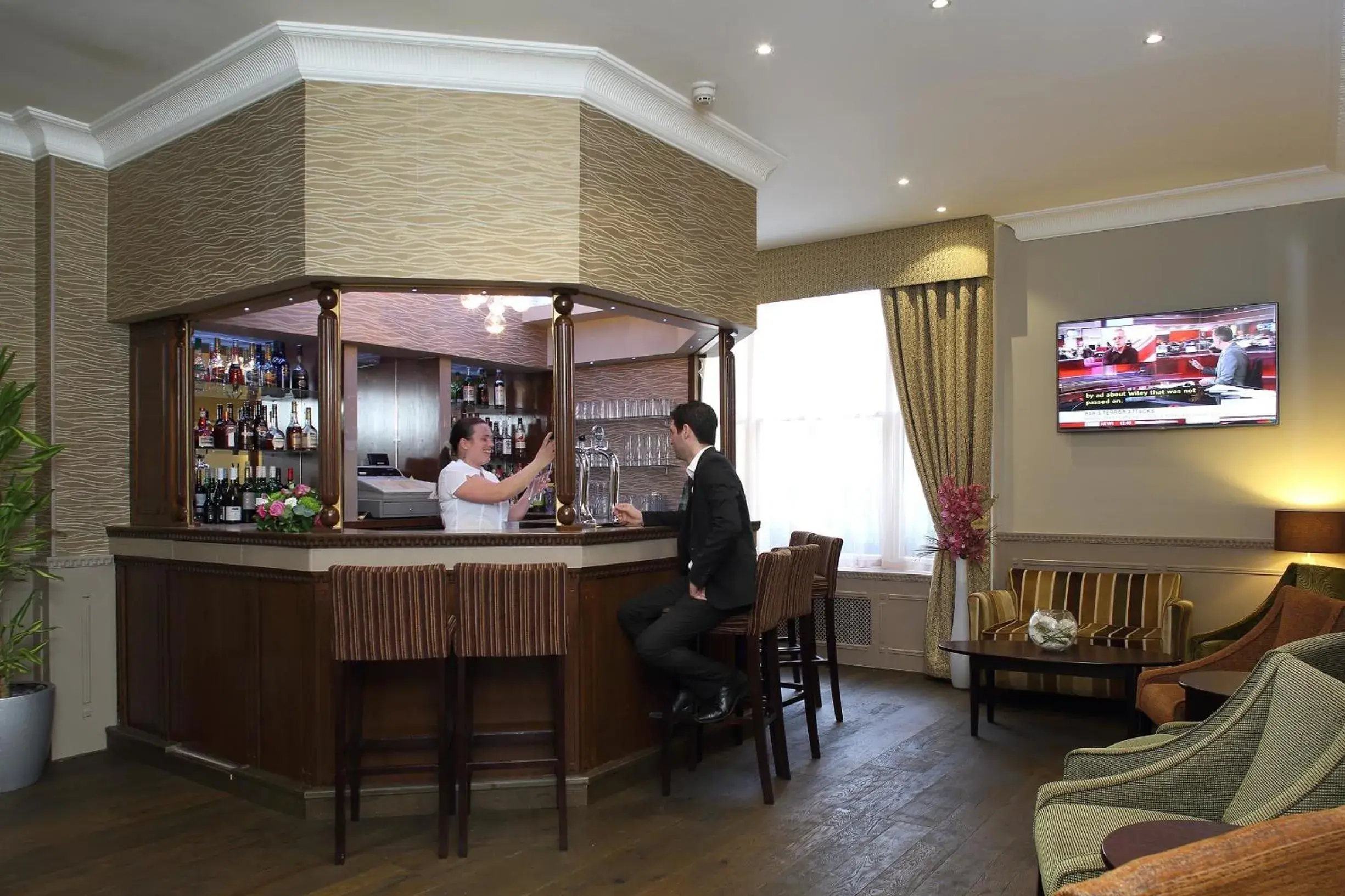 Lounge or bar in Phoenix Hotel