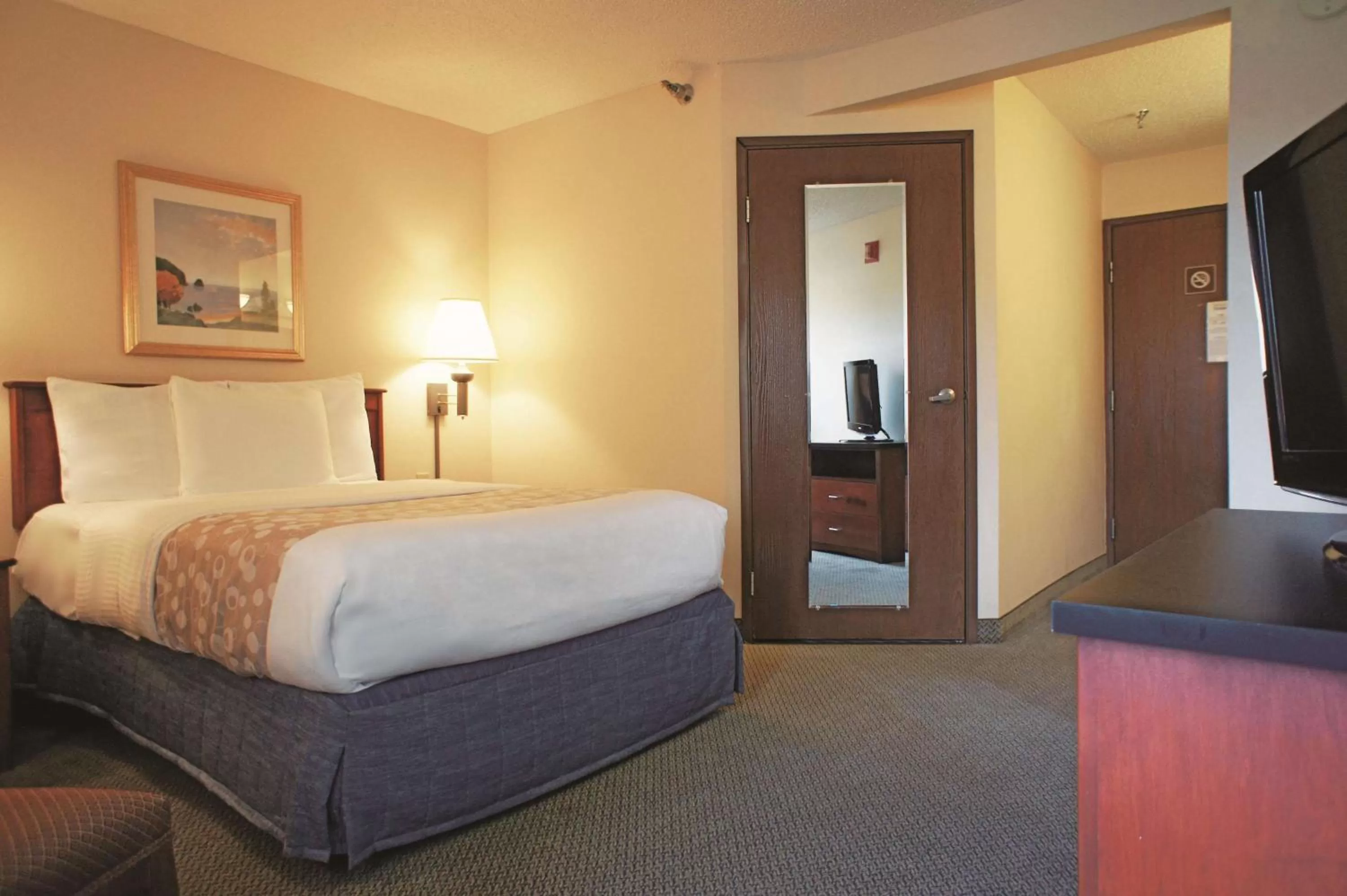 Photo of the whole room, Bed in La Quinta by Wyndham El Paso West Bartlett