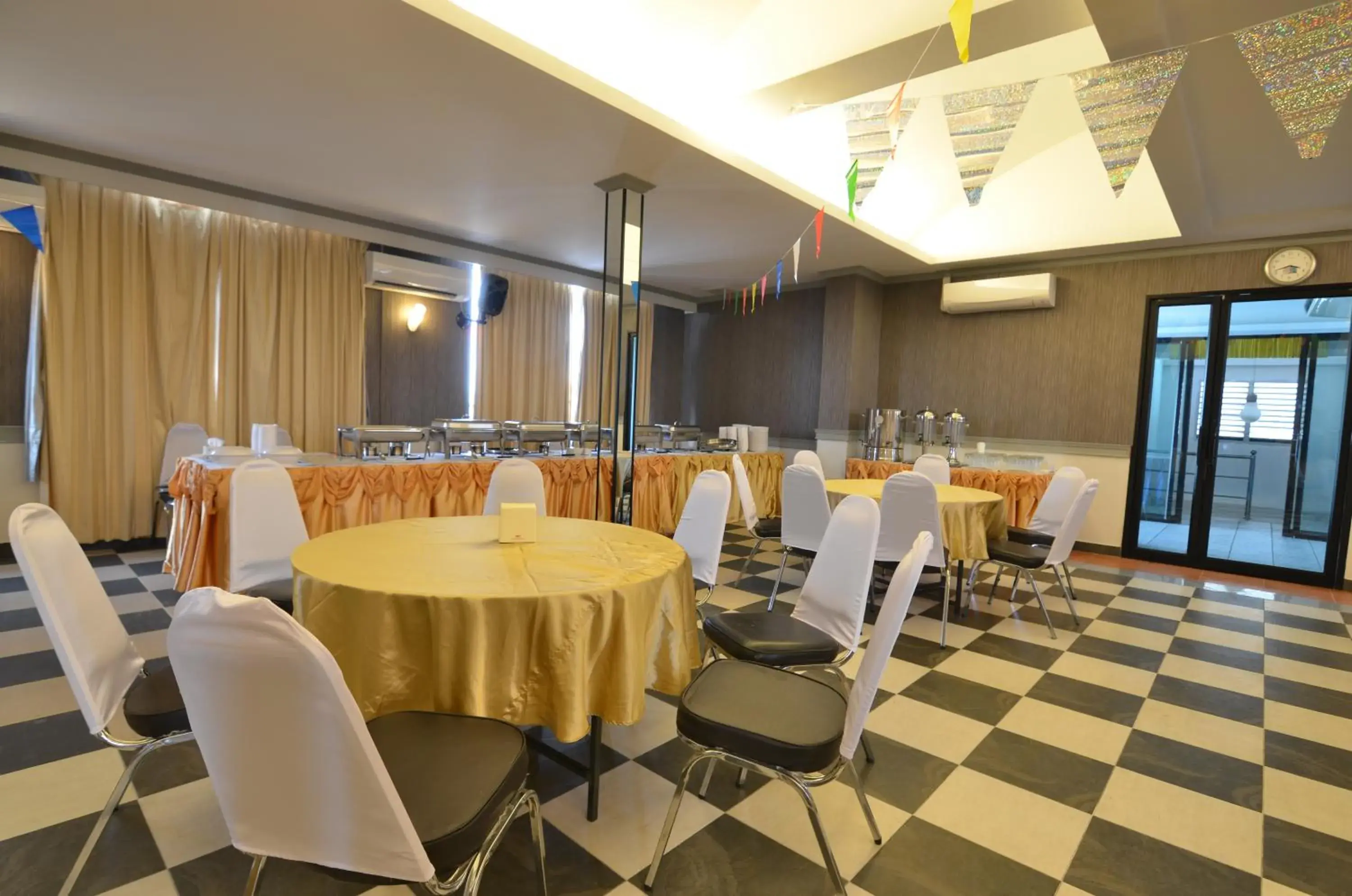 Business facilities, Restaurant/Places to Eat in Tara Garden Hotel