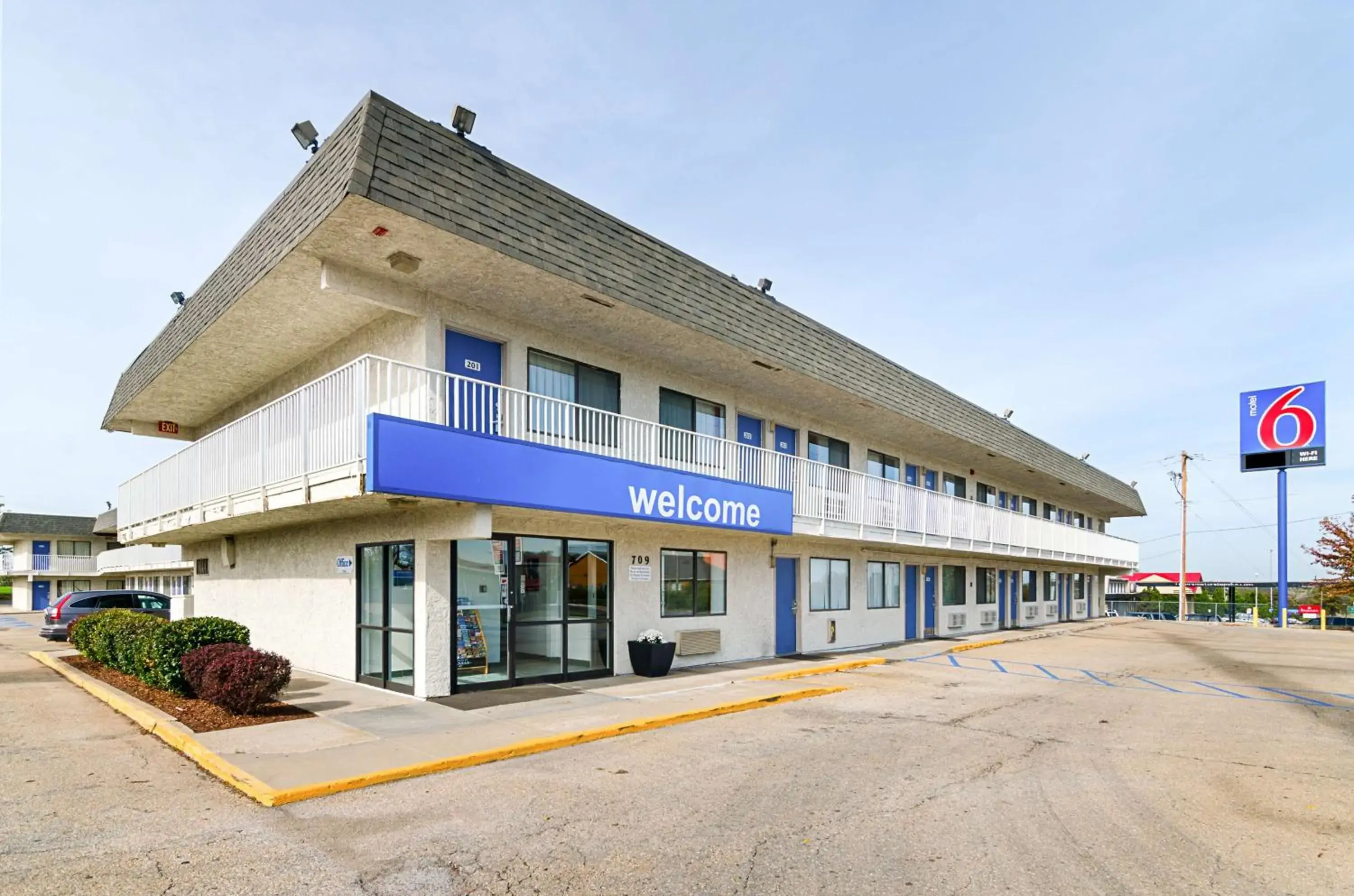Property building in Motel 6-Topeka, KS - Northwest