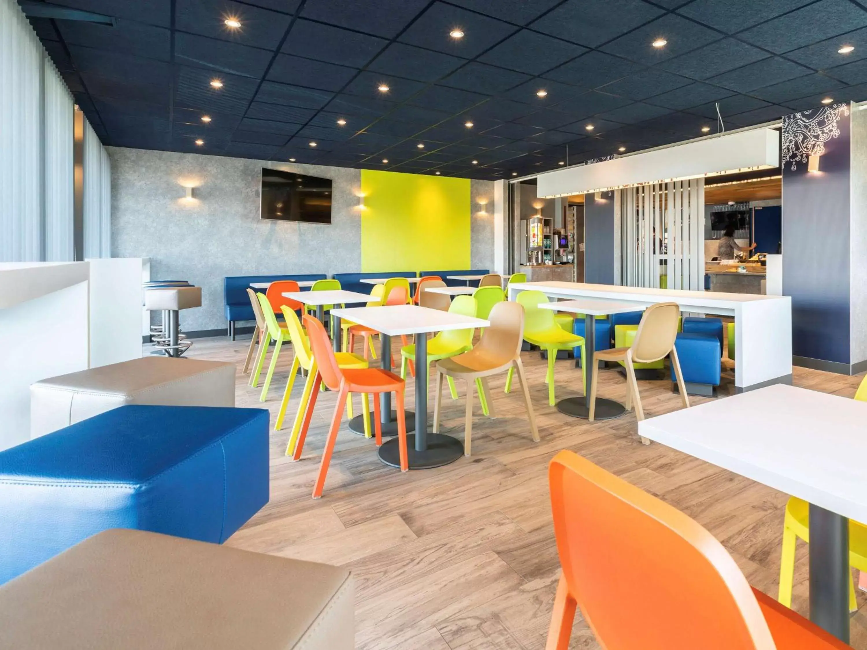 Property building, Restaurant/Places to Eat in ibis budget Rennes Rte Lorient