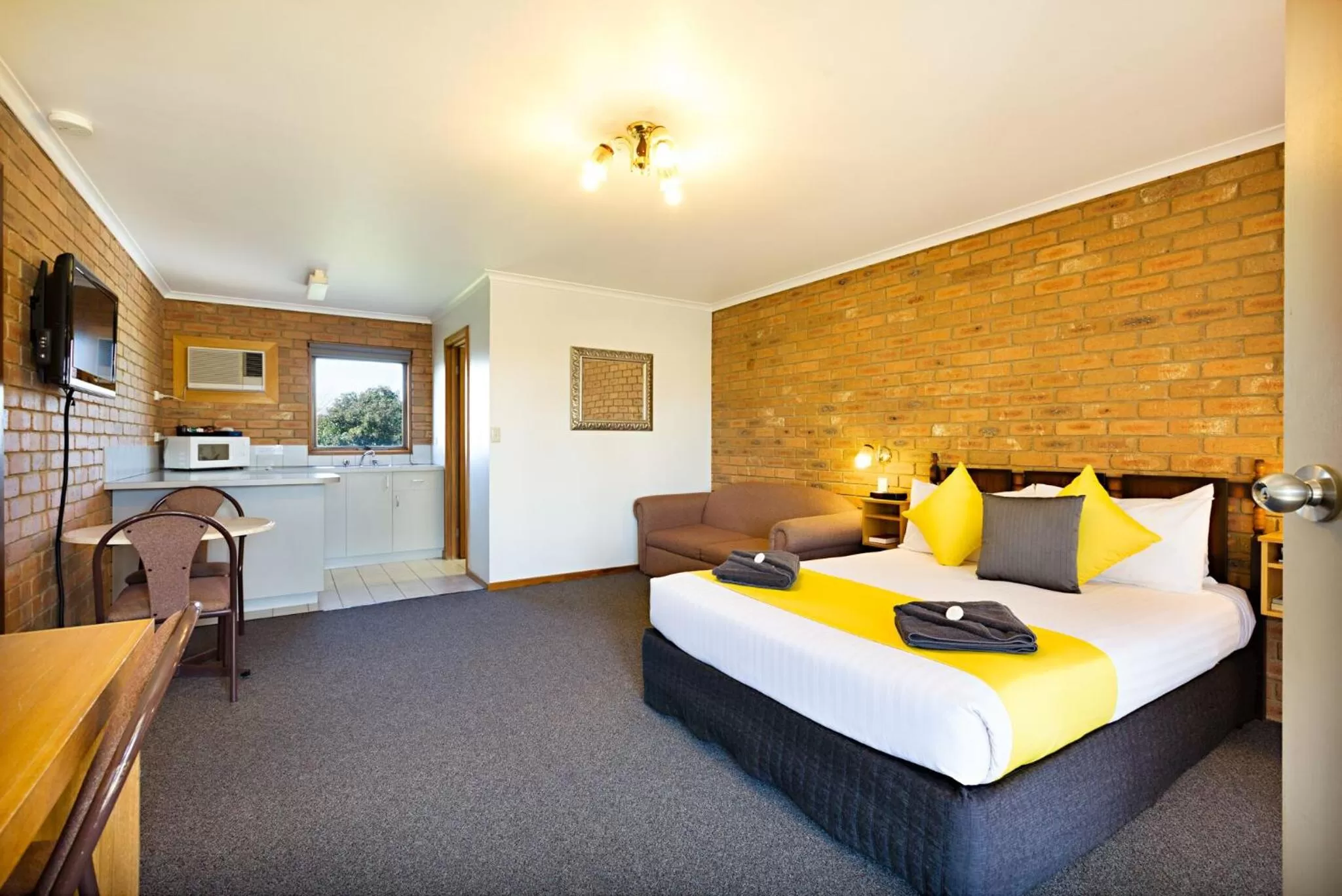 Kitchen or kitchenette, Bed in Statesman Motor Inn