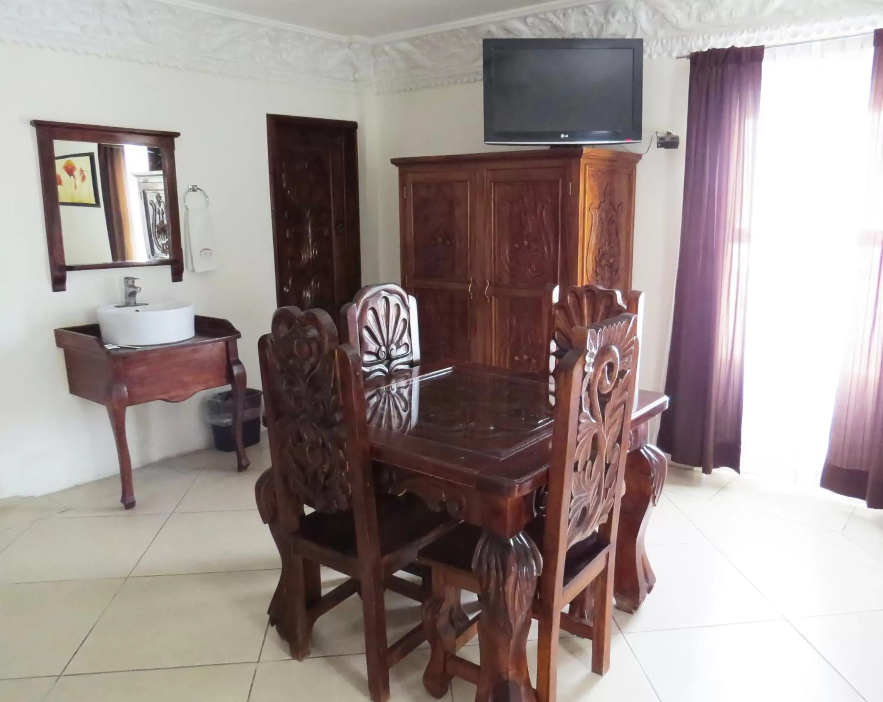 TV and multimedia, Dining Area in Hotel Royal Puebla